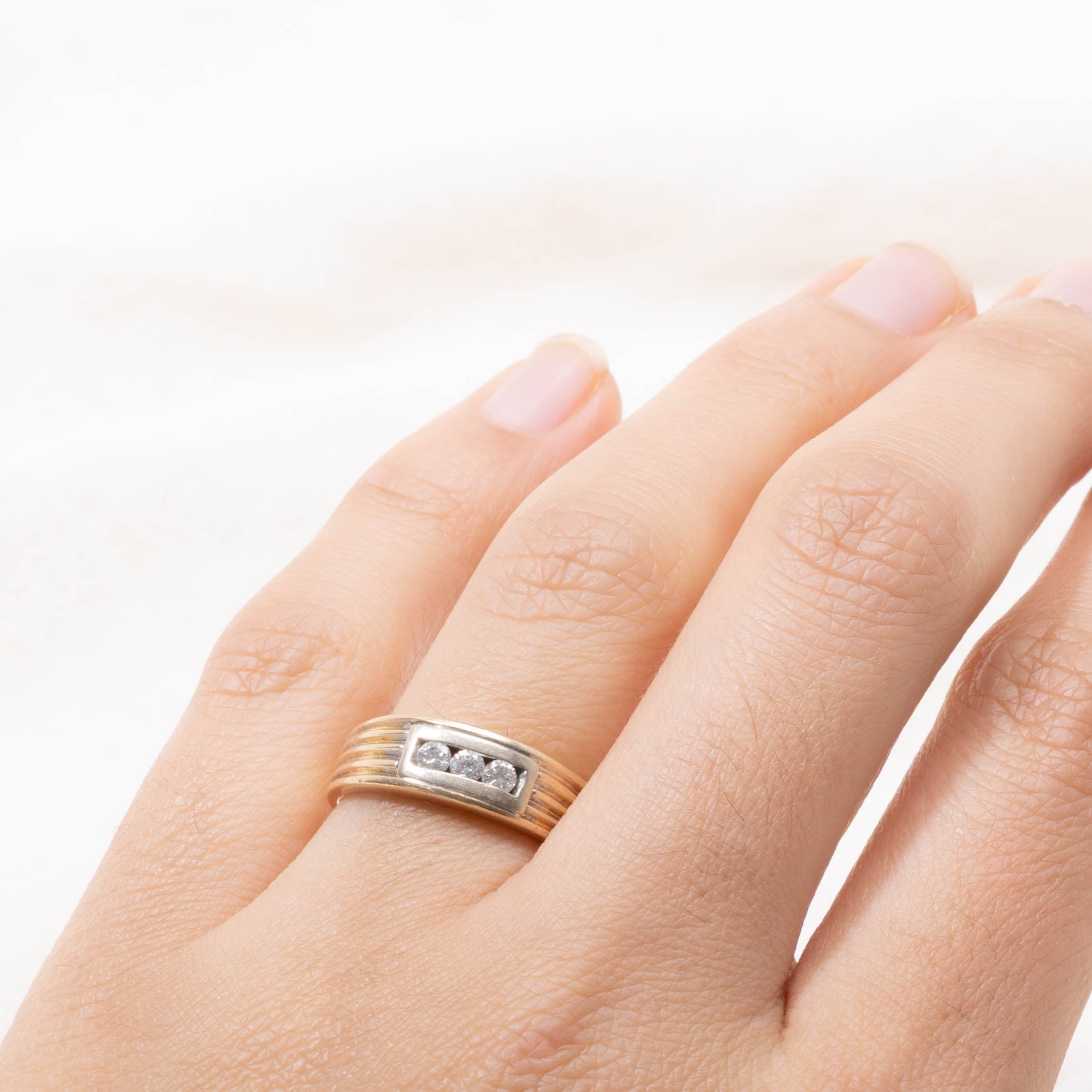 14k Three Stone Diamond Grooved Ring | SZ 7.25