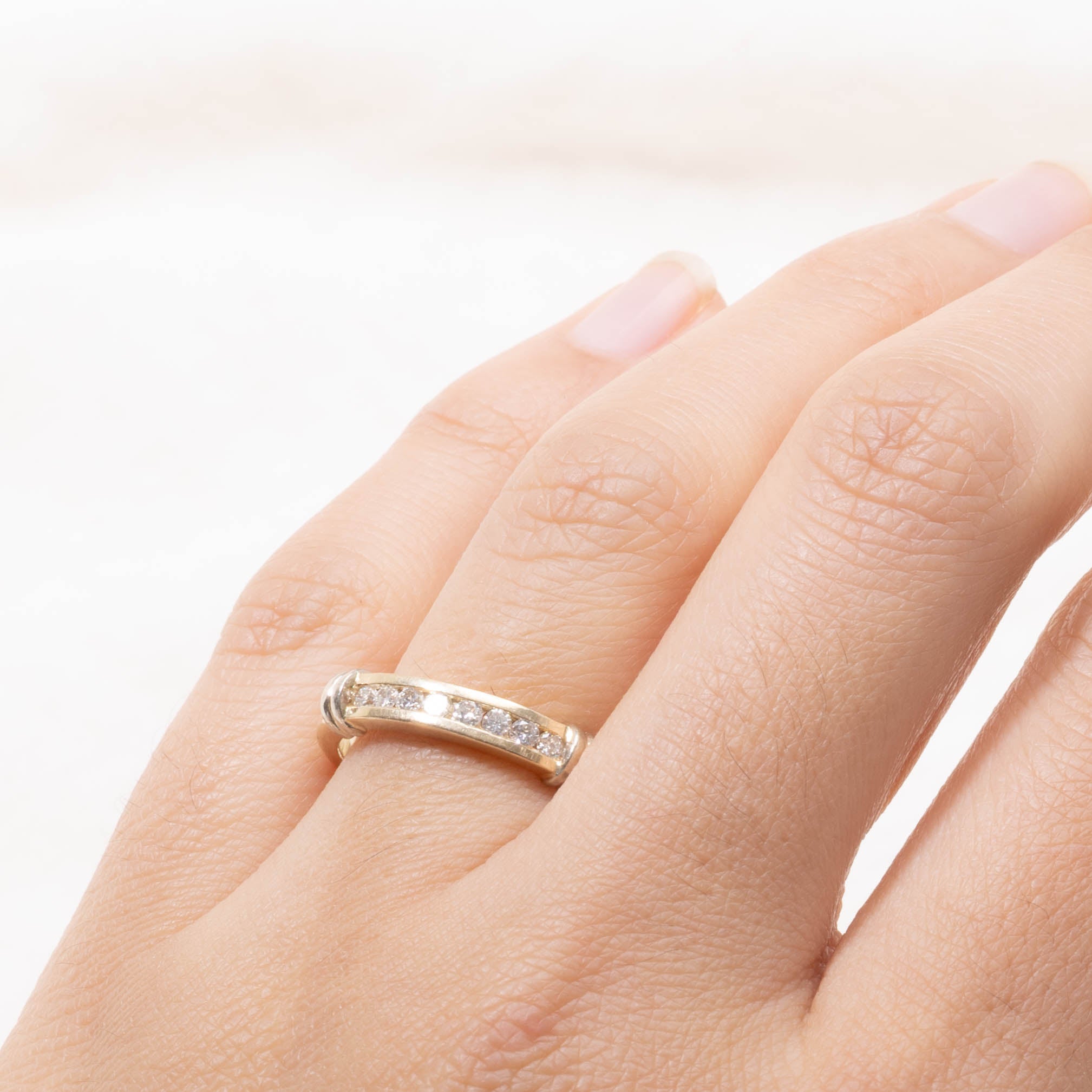 14k Round Brilliant Channel Set Diamond Grooved Band | SZ 8