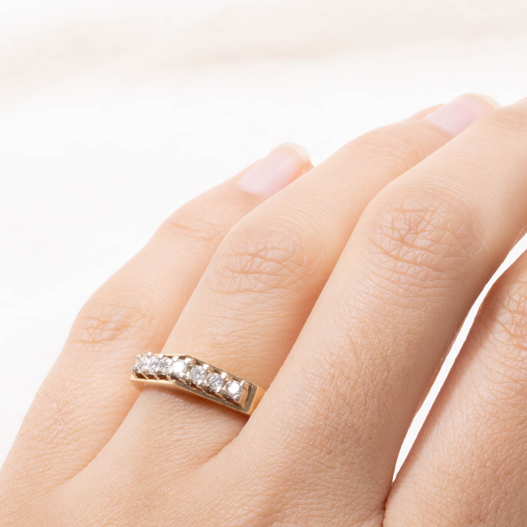 14k Round Brilliant Diamond Pointed Band | SZ 6