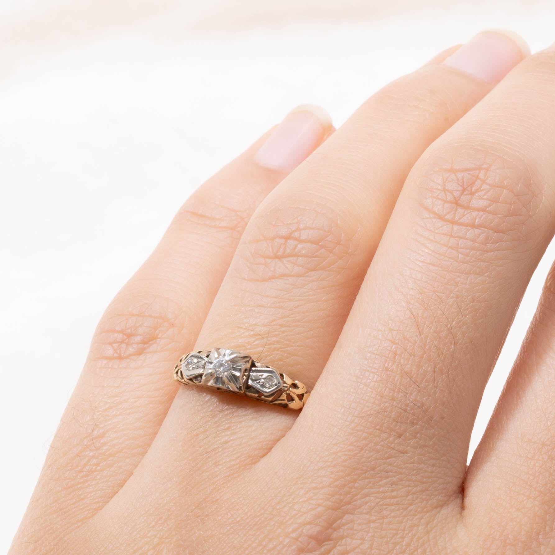 14k Illusion Set Diamond Textured Ring | SZ 5.75