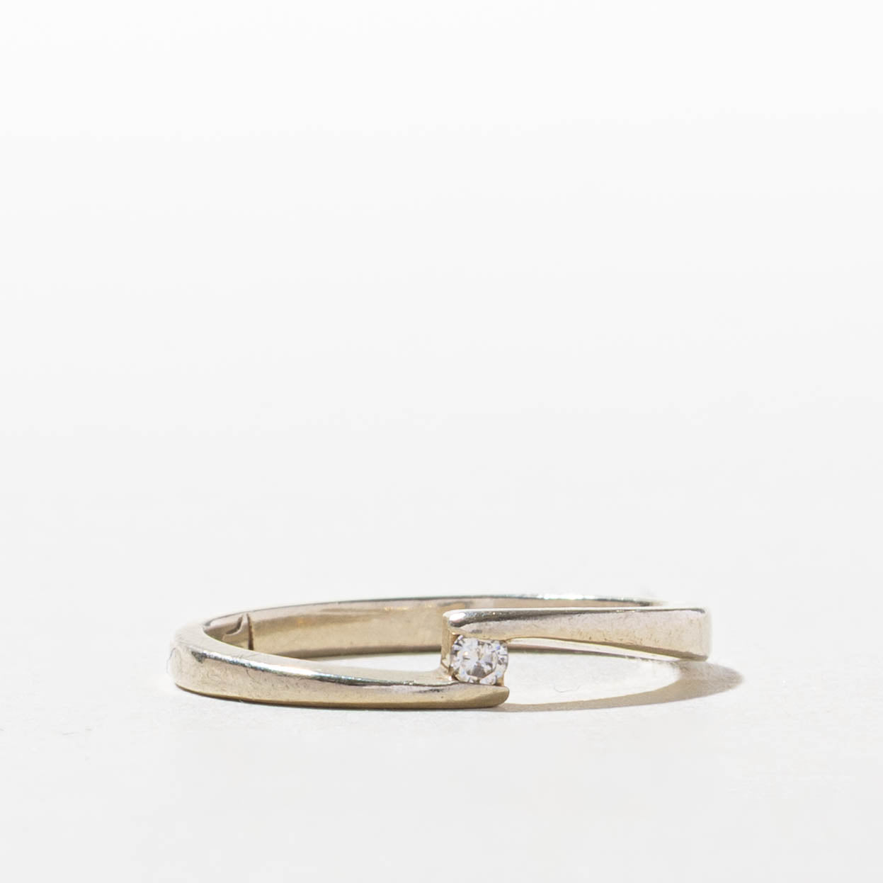 10k Round Brilliant Cut Diamond Petite Bypass Ring | SZ 5.75