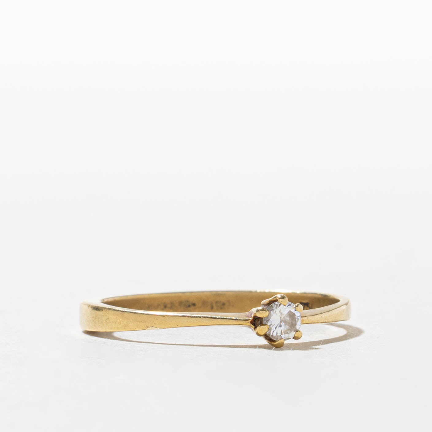 18k Round Brilliant Solitaire Diamond Petite Ring | SZ 7.25