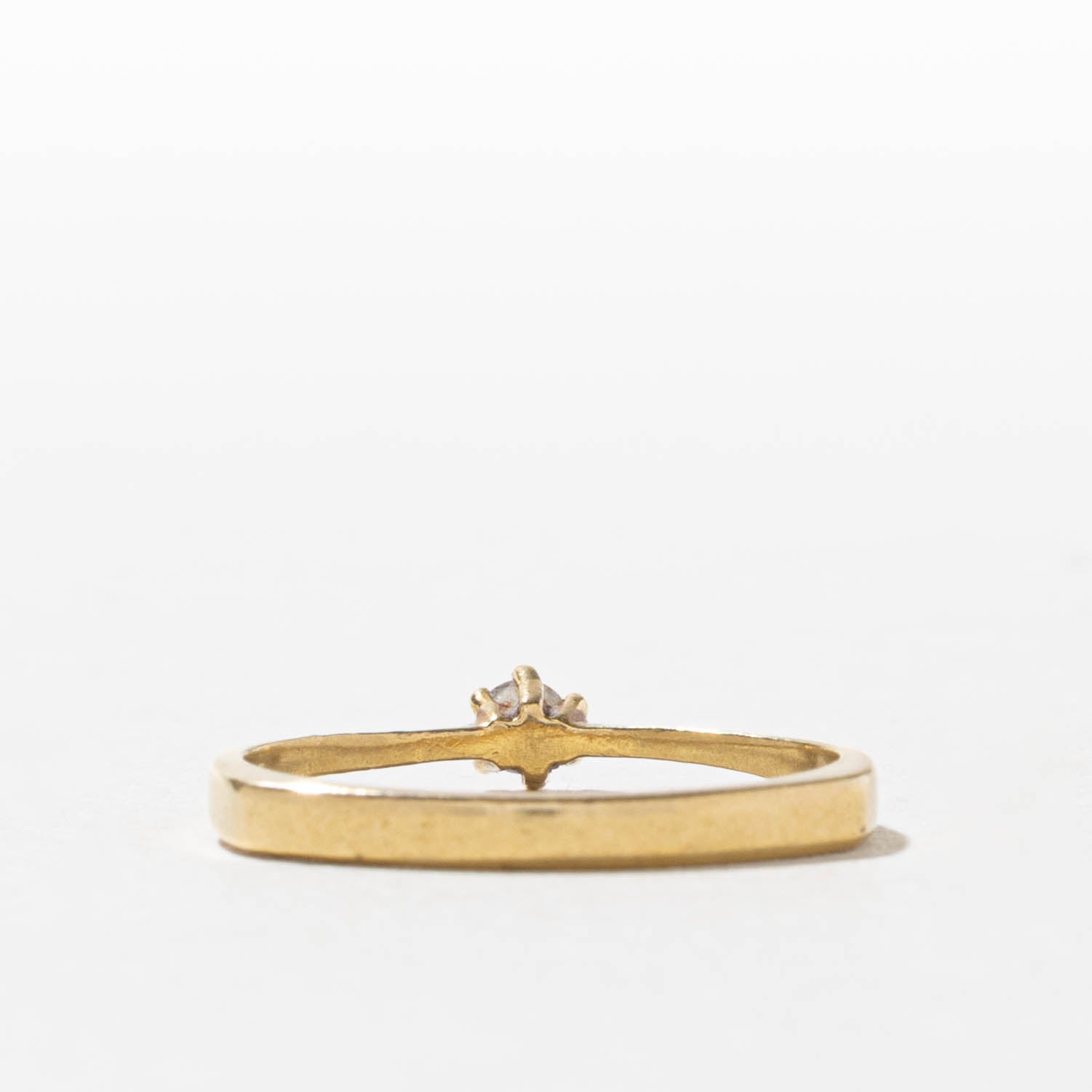 18k Round Brilliant Solitaire Diamond Petite Ring | SZ 7.25