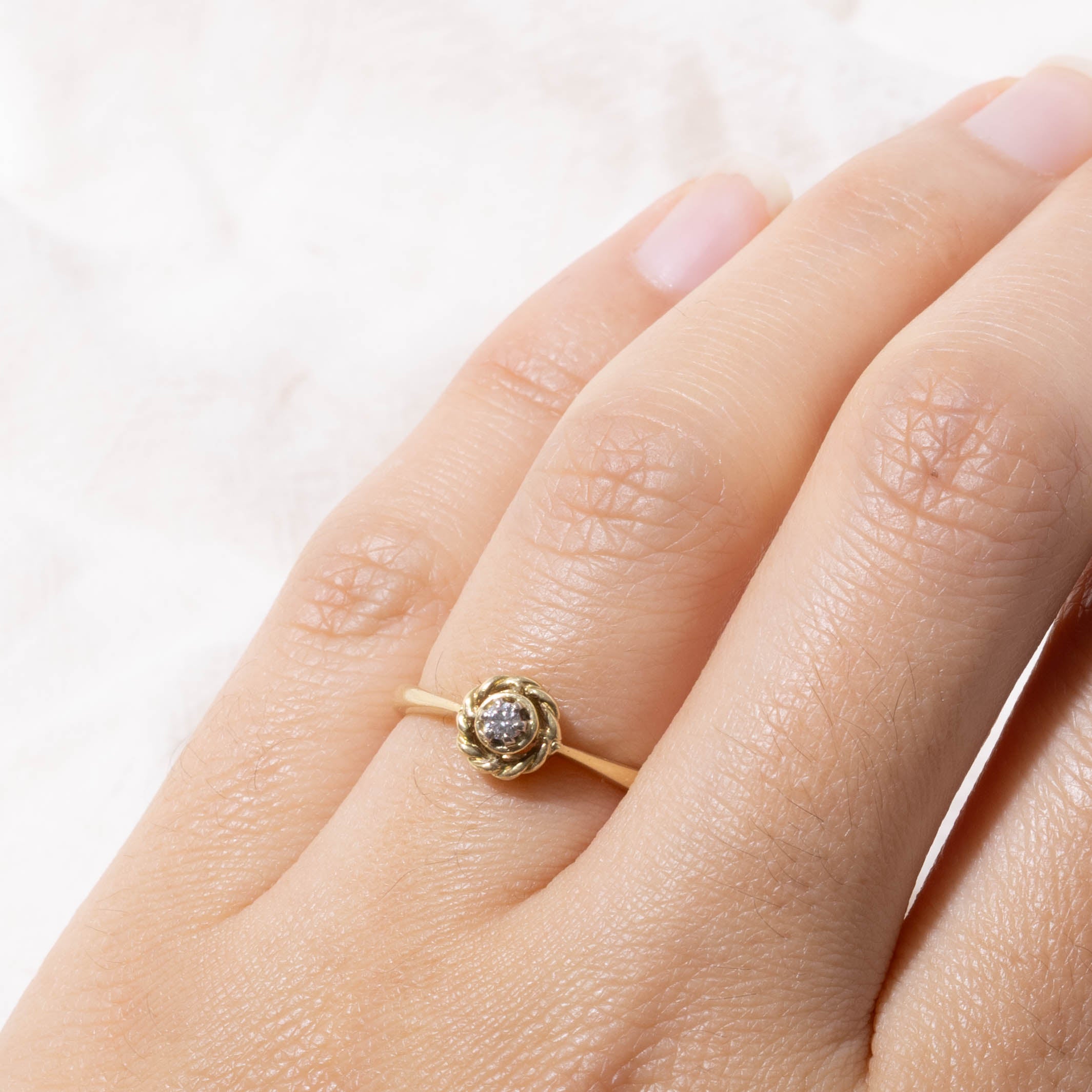 18k Single Diamond Flower Ring | SZ 6