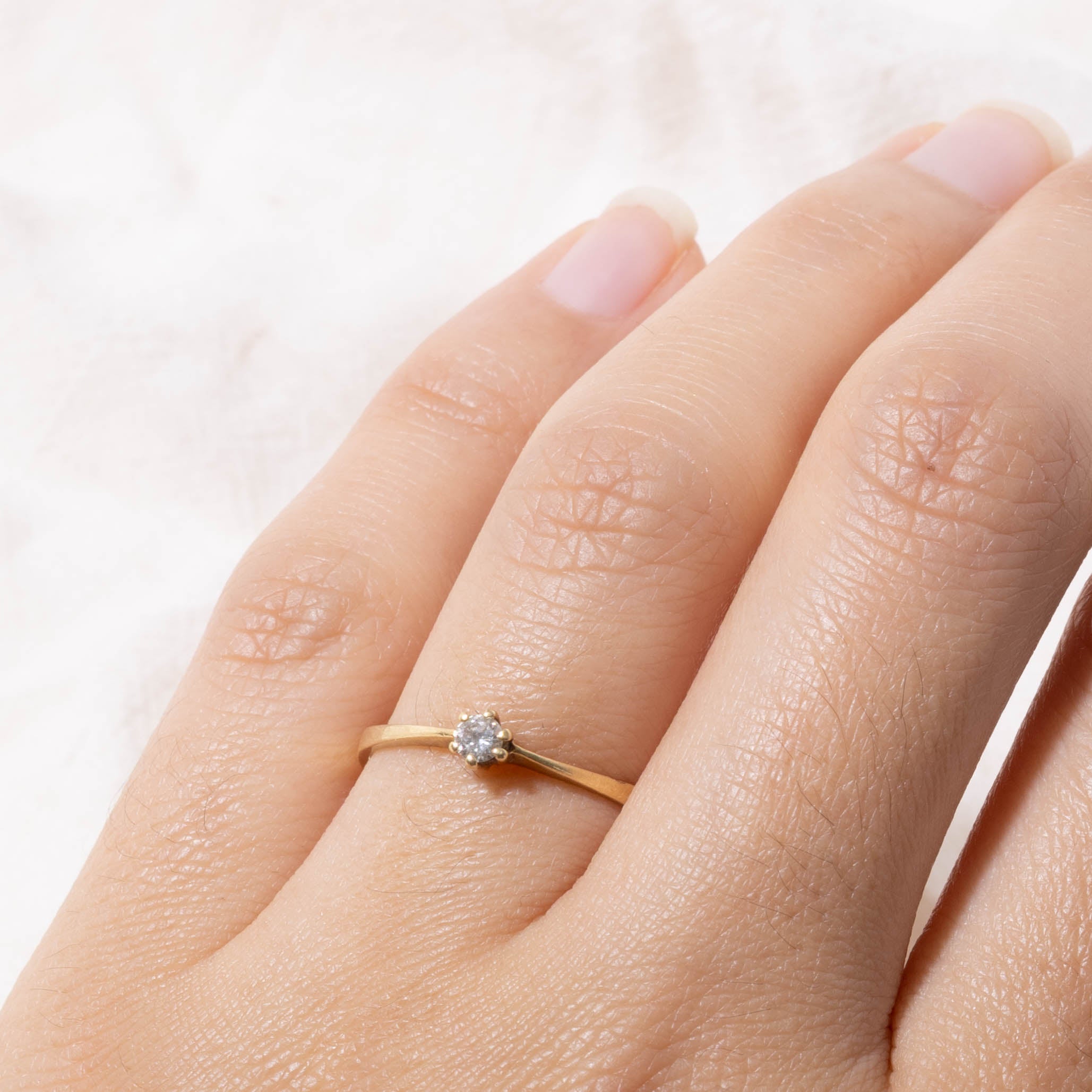 18k Round Brilliant Solitaire Diamond Petite Ring | SZ 7.25