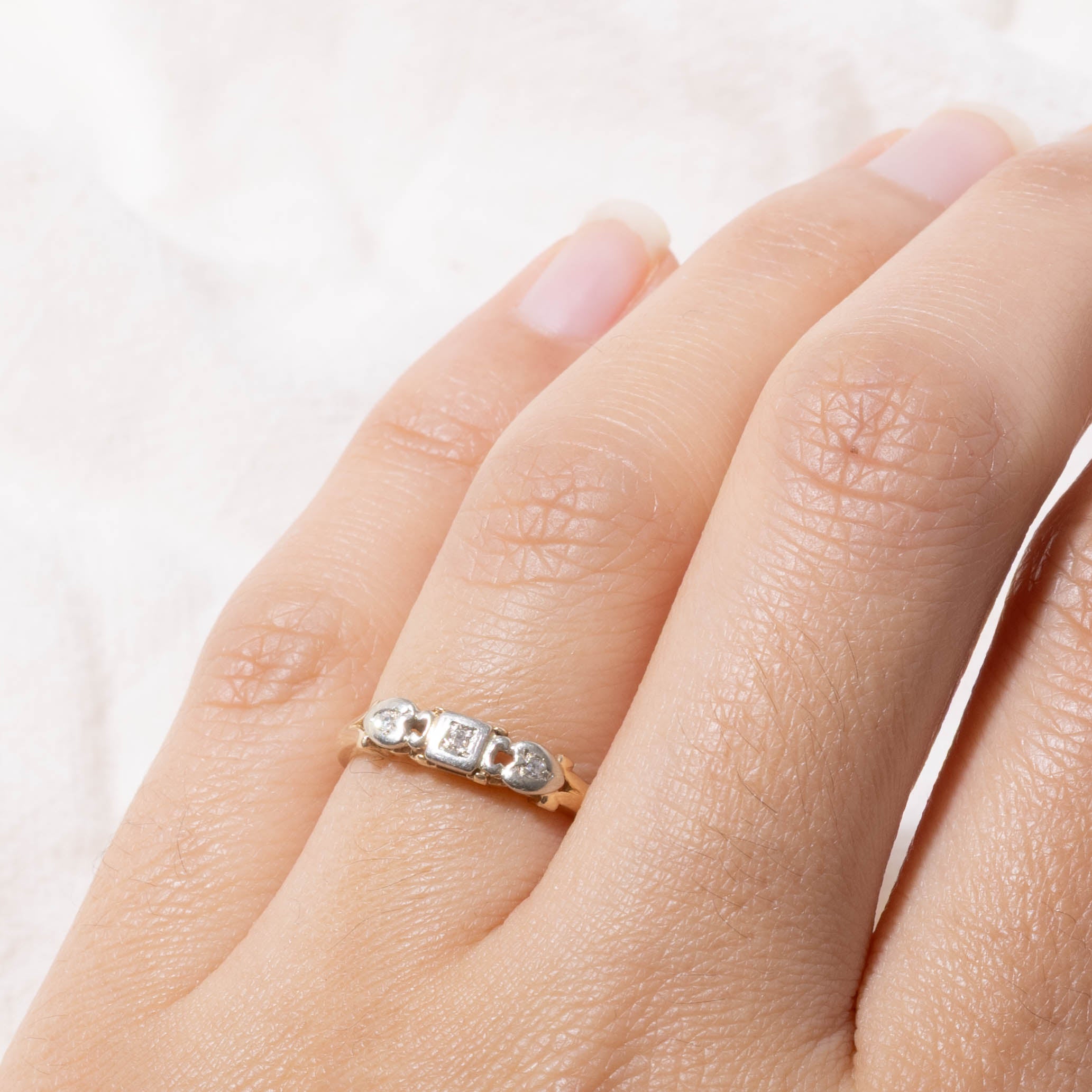 14k Illusion Set Diamond Textured Ring | SZ 5.75