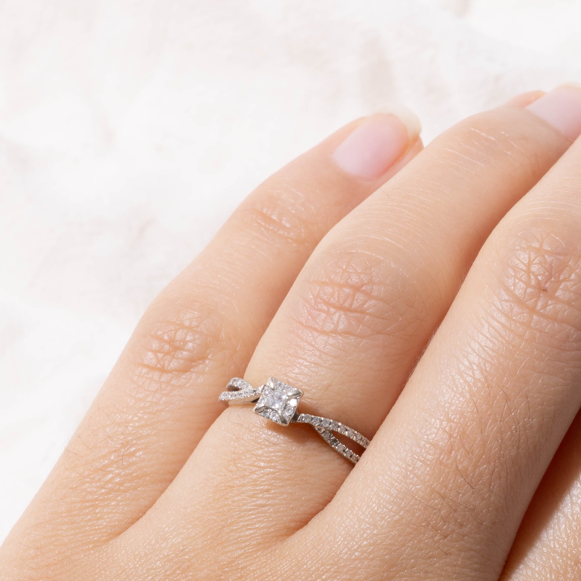 14k Princess Cut Diamond Halo Crossover Ring | SZ 4.75