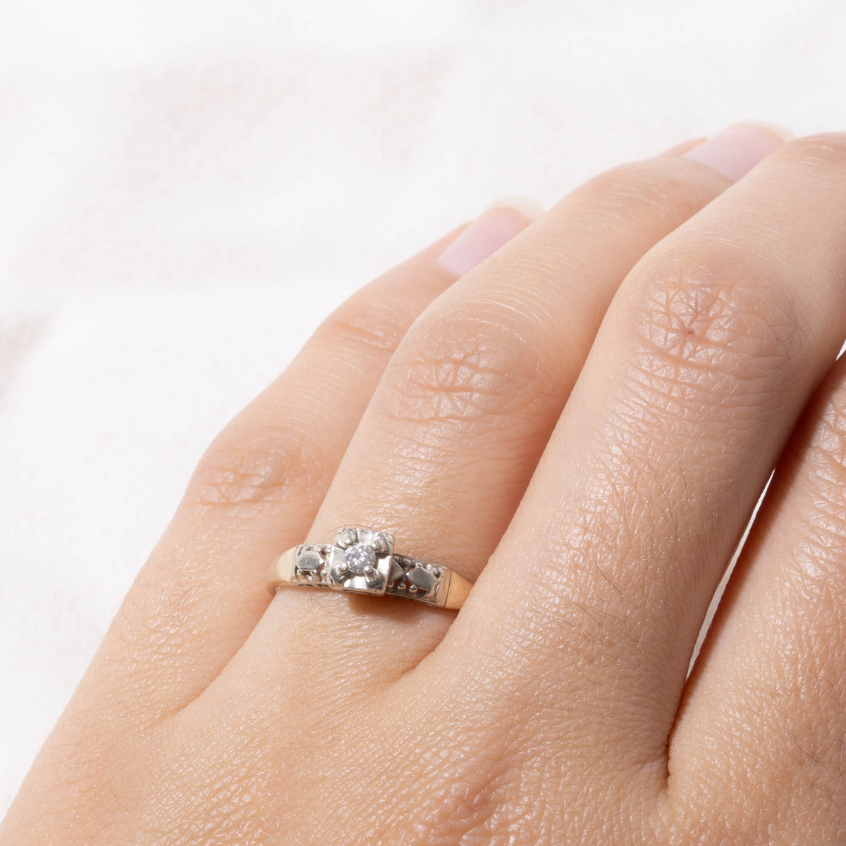 14k Illusion Set Diamond Textured Ring | SZ 8