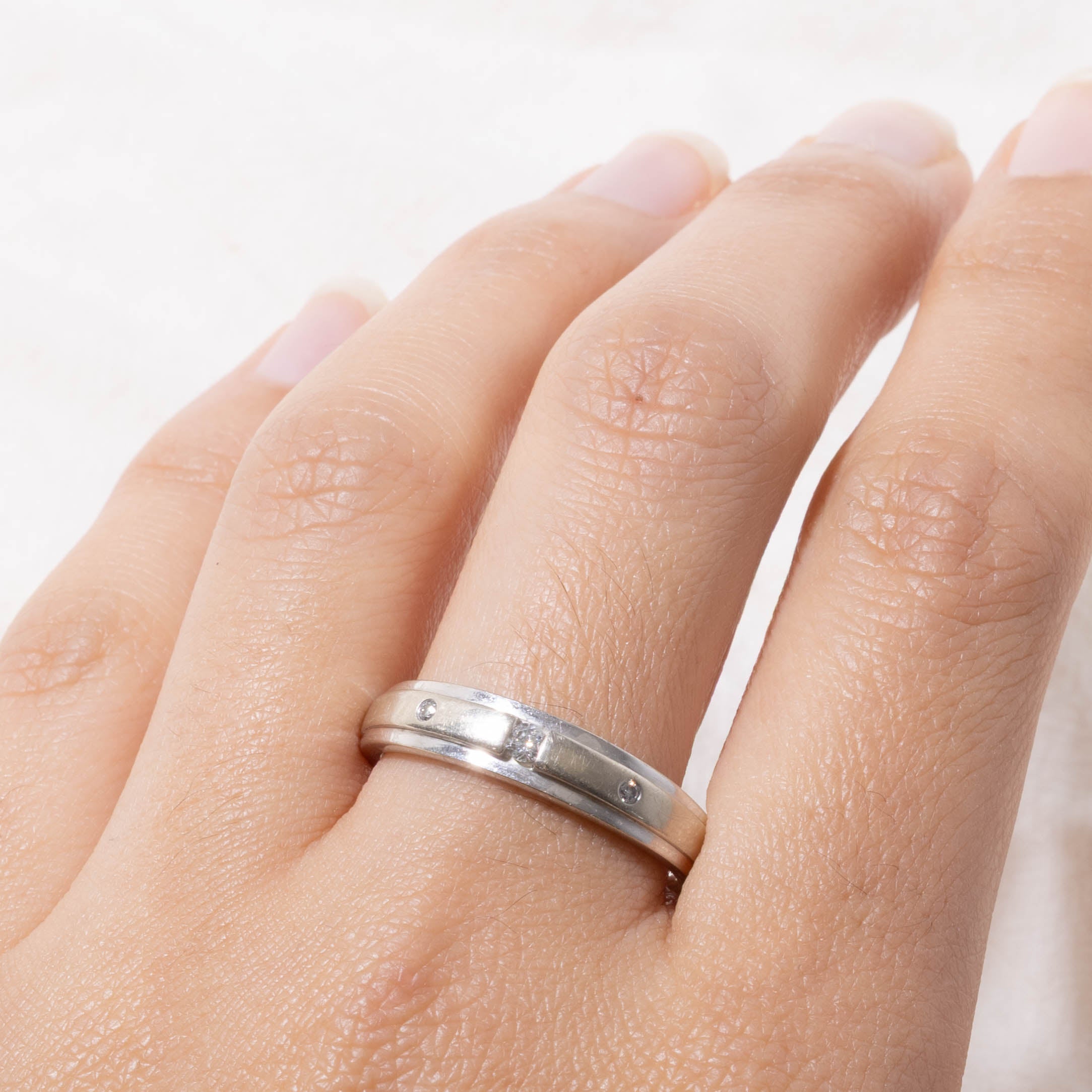 10k Tension Set Diamond Accented Grooved Band | SZ 10.75