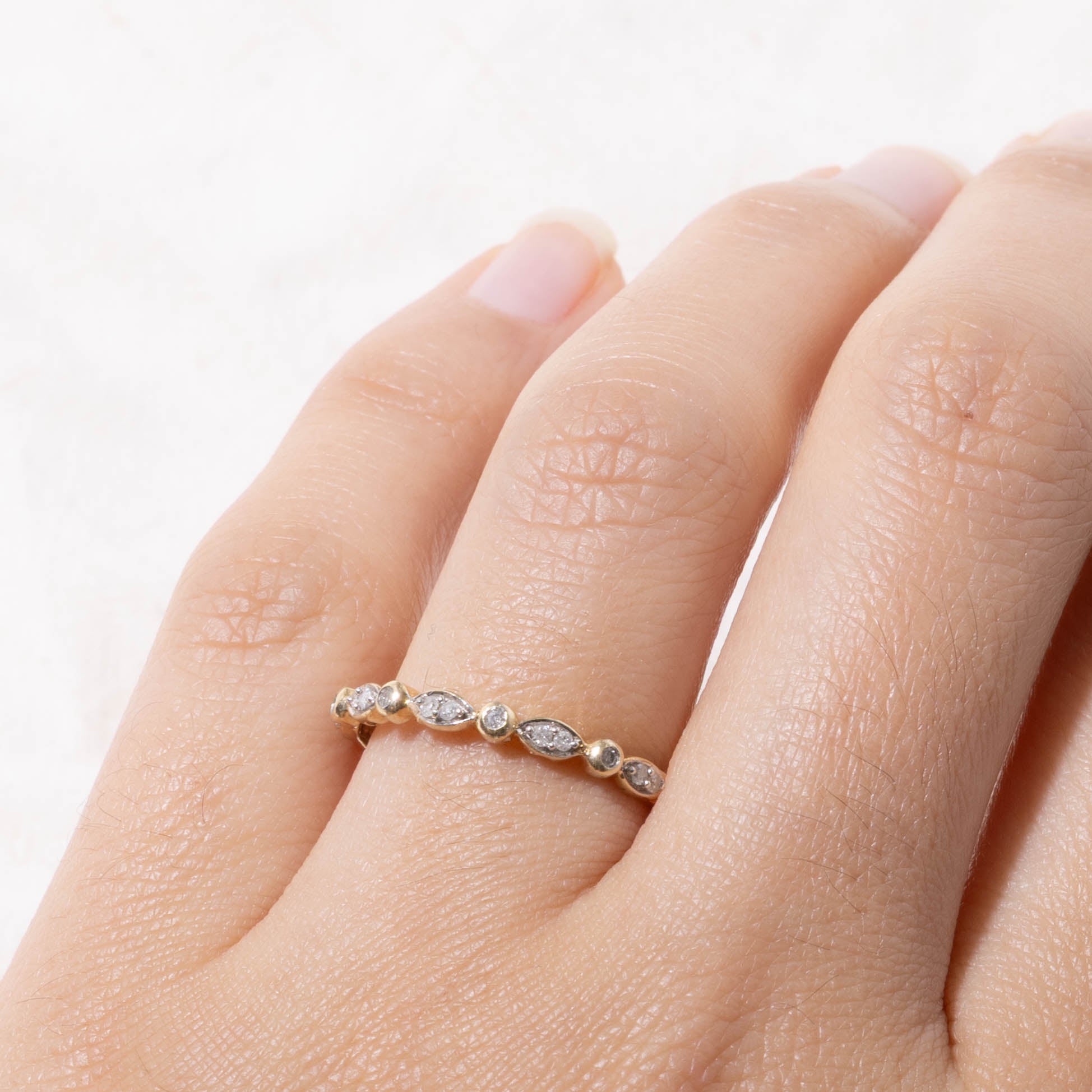 10k Bezel Set Diamond Marquise Patterned Band | SZ 6