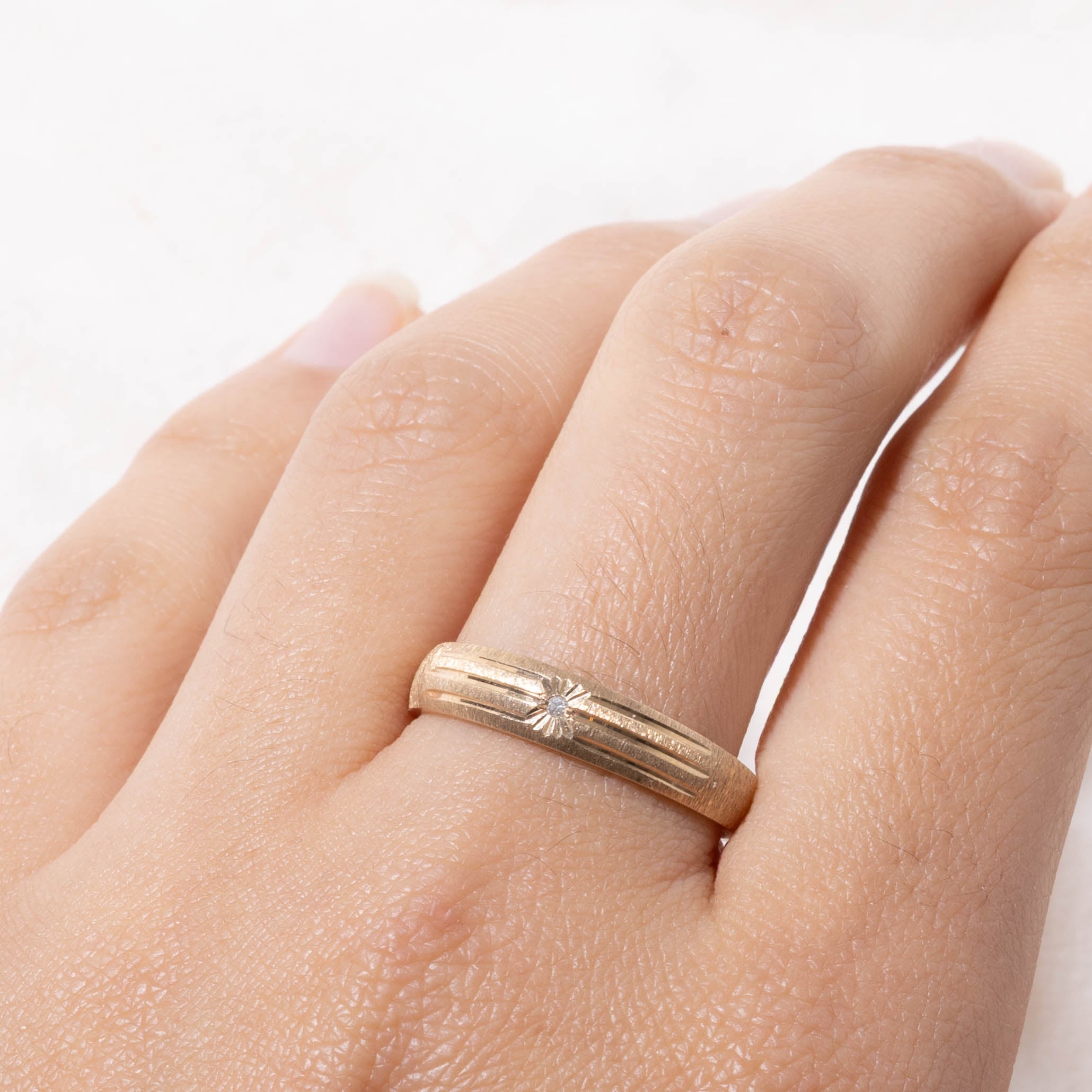 10k Single Diamond Textured Grooved Band | SZ 9.75