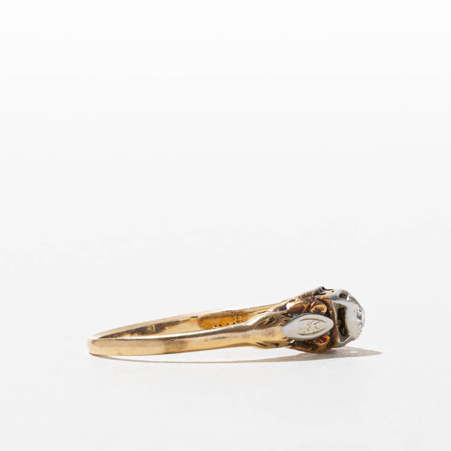 12k Two Tone Diamond Textured Ring | SZ 7.5