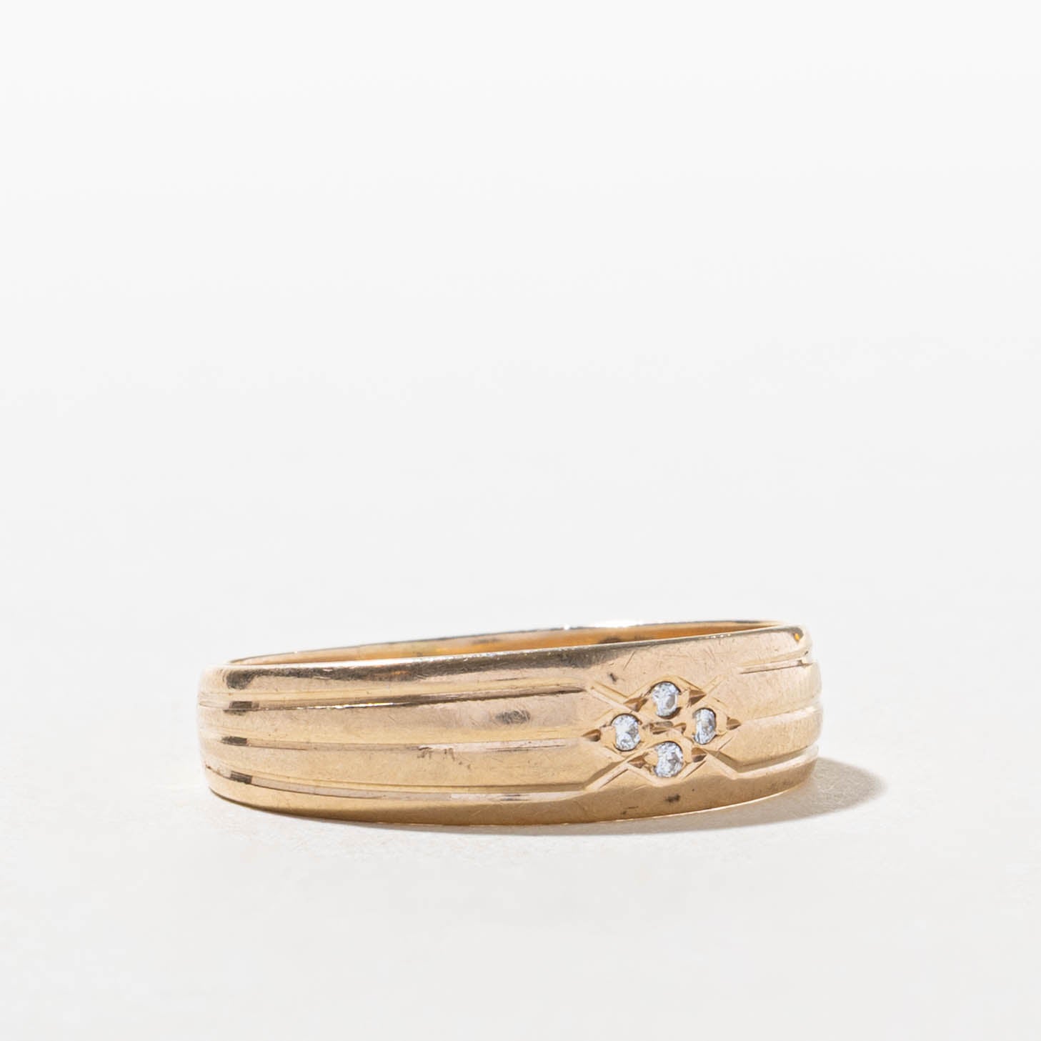 10k Diamond Rhombus Cluster Grooved Band | SZ 11