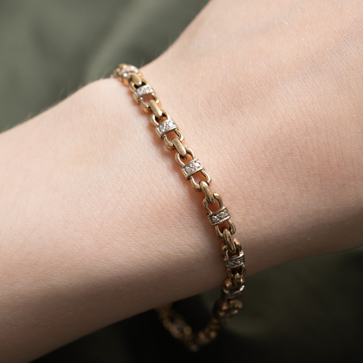10k Diamond Bow Link Chain Bracelet | 8"