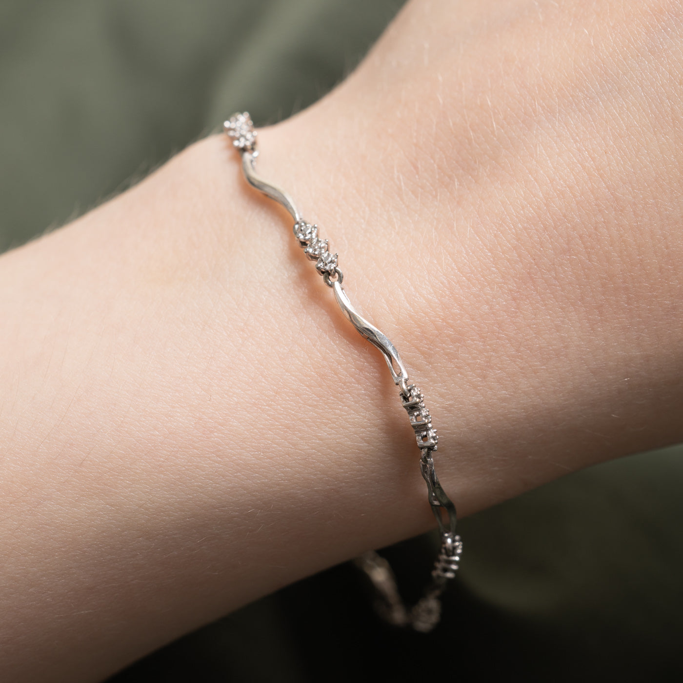 10k Scattered Diamond Wave Bracelet | 7.25"