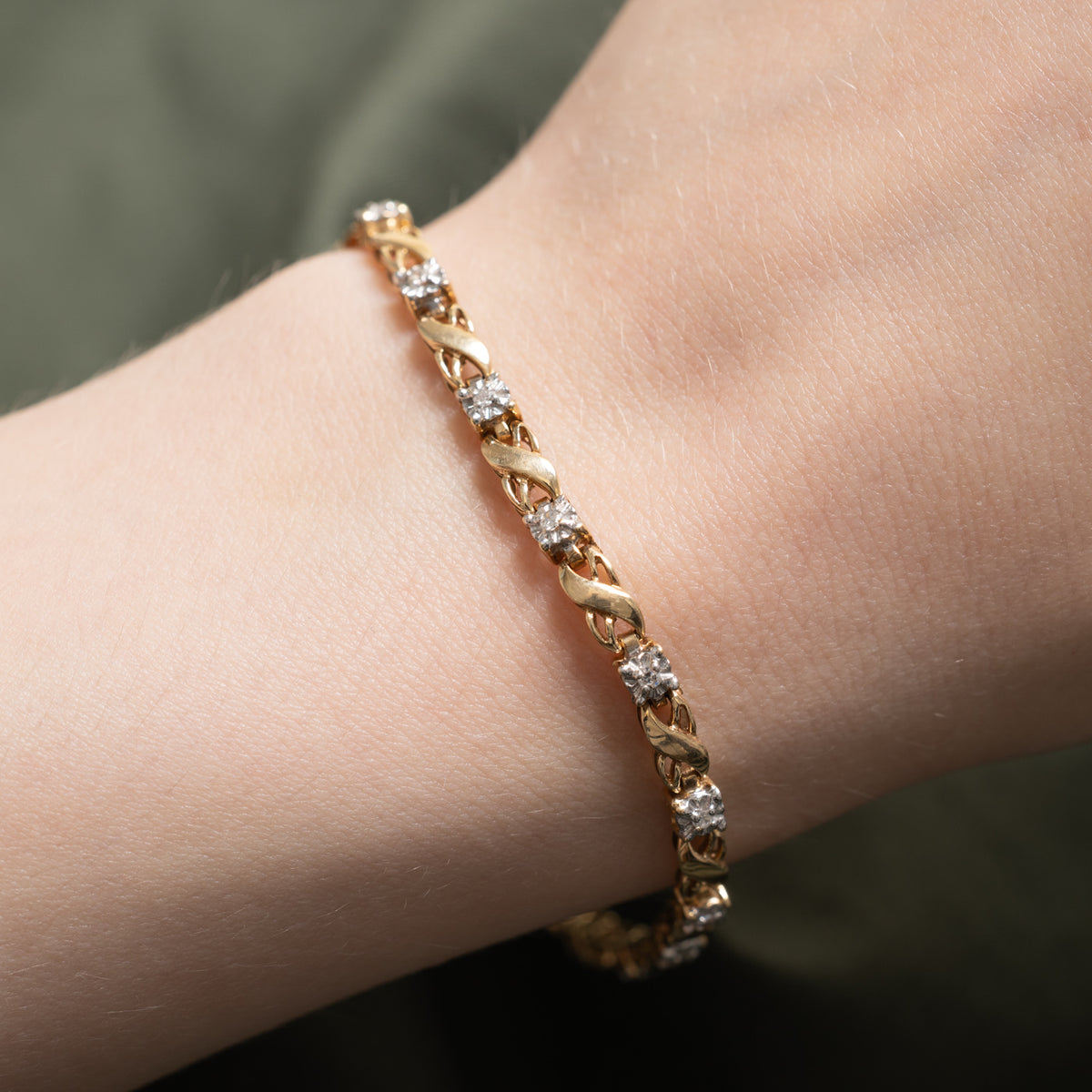 10k Illusion Set Diamond Infinity Link Bracelet | 7"