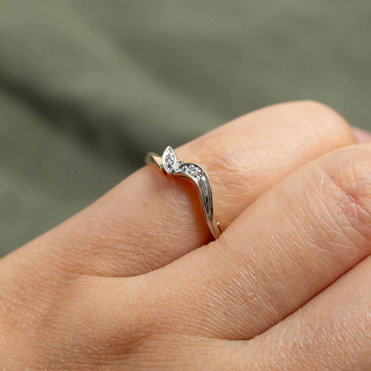 14k Two Tone Diamond Grooved Wave Contour Ring | SZ 4.75