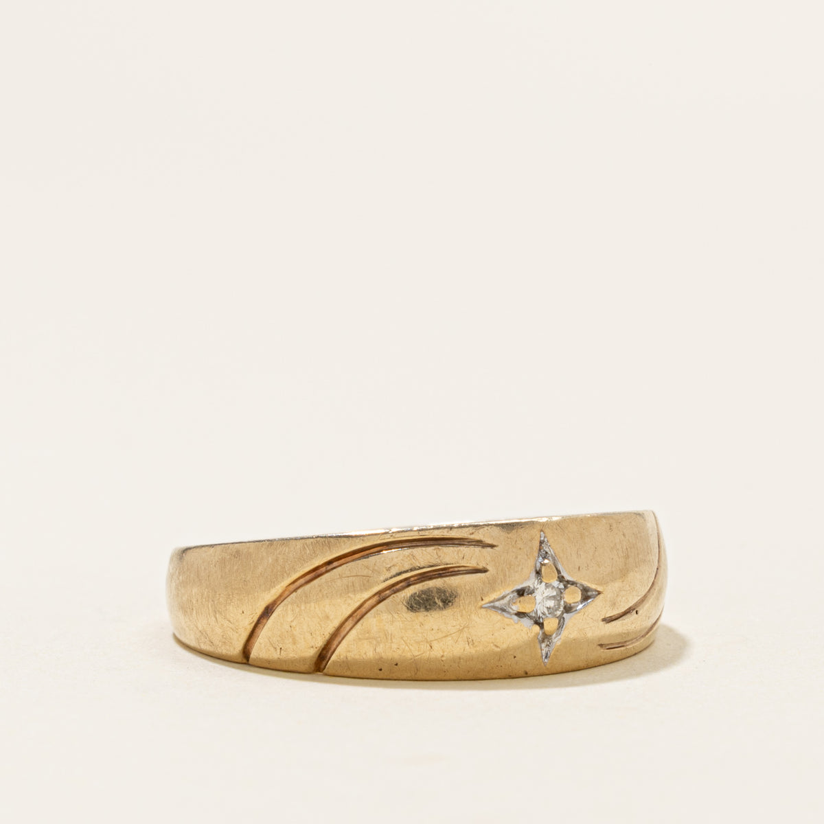10k Star Set Diamond Grooved Wave Band | 7.4mm | SZ 11.5