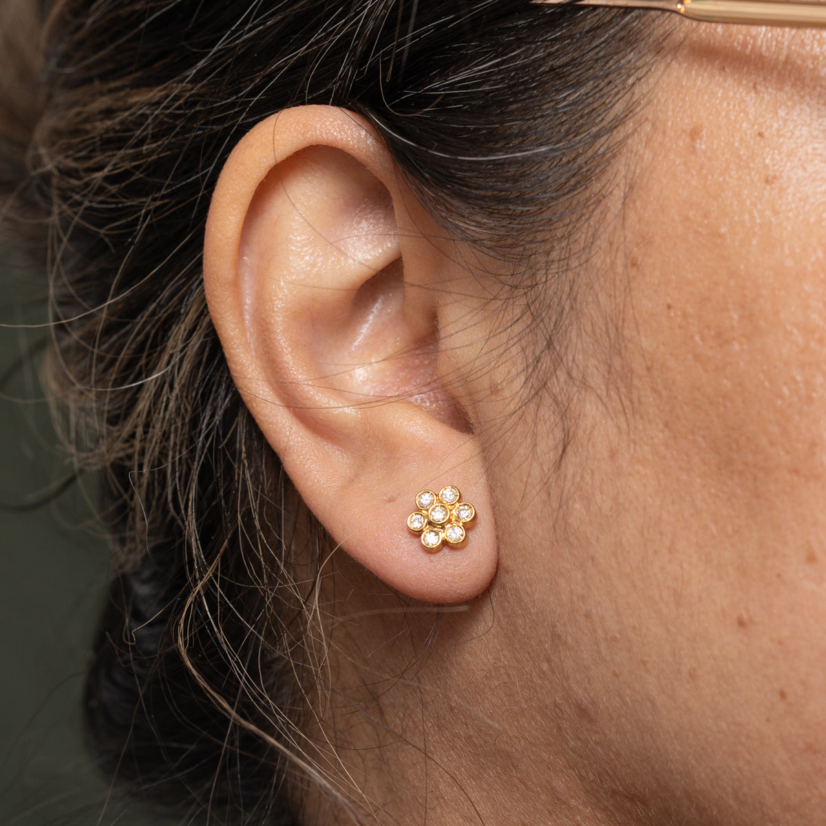 18k Bezel Set Diamond Daisy Floral Stud Earrings | 0.21ctw