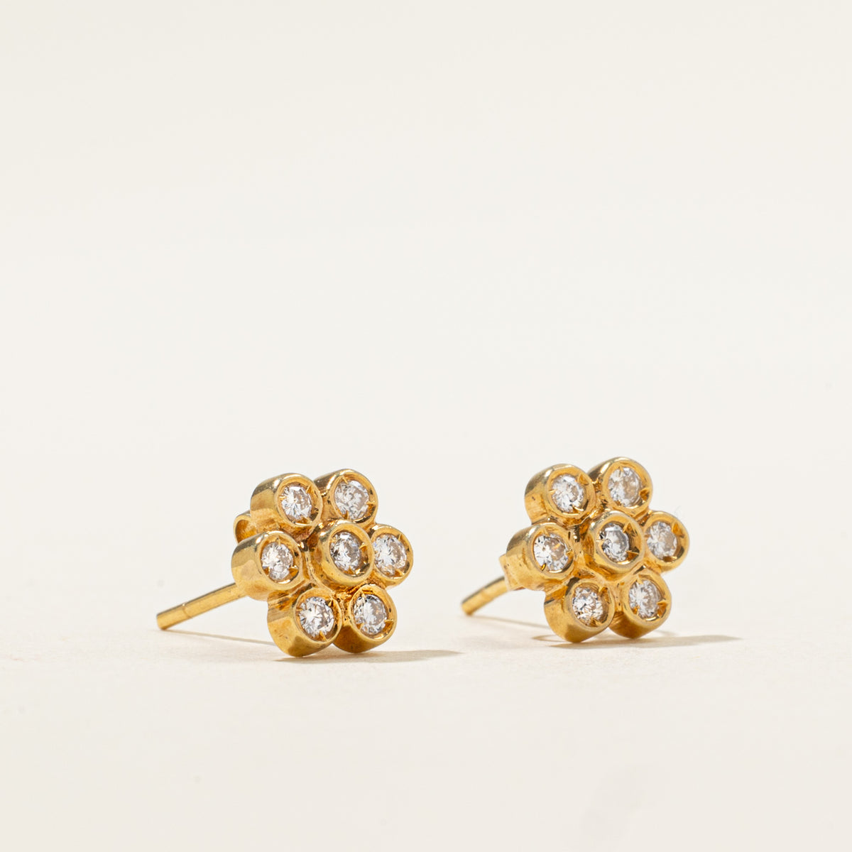 18k Bezel Set Diamond Daisy Floral Stud Earrings | 0.21ctw
