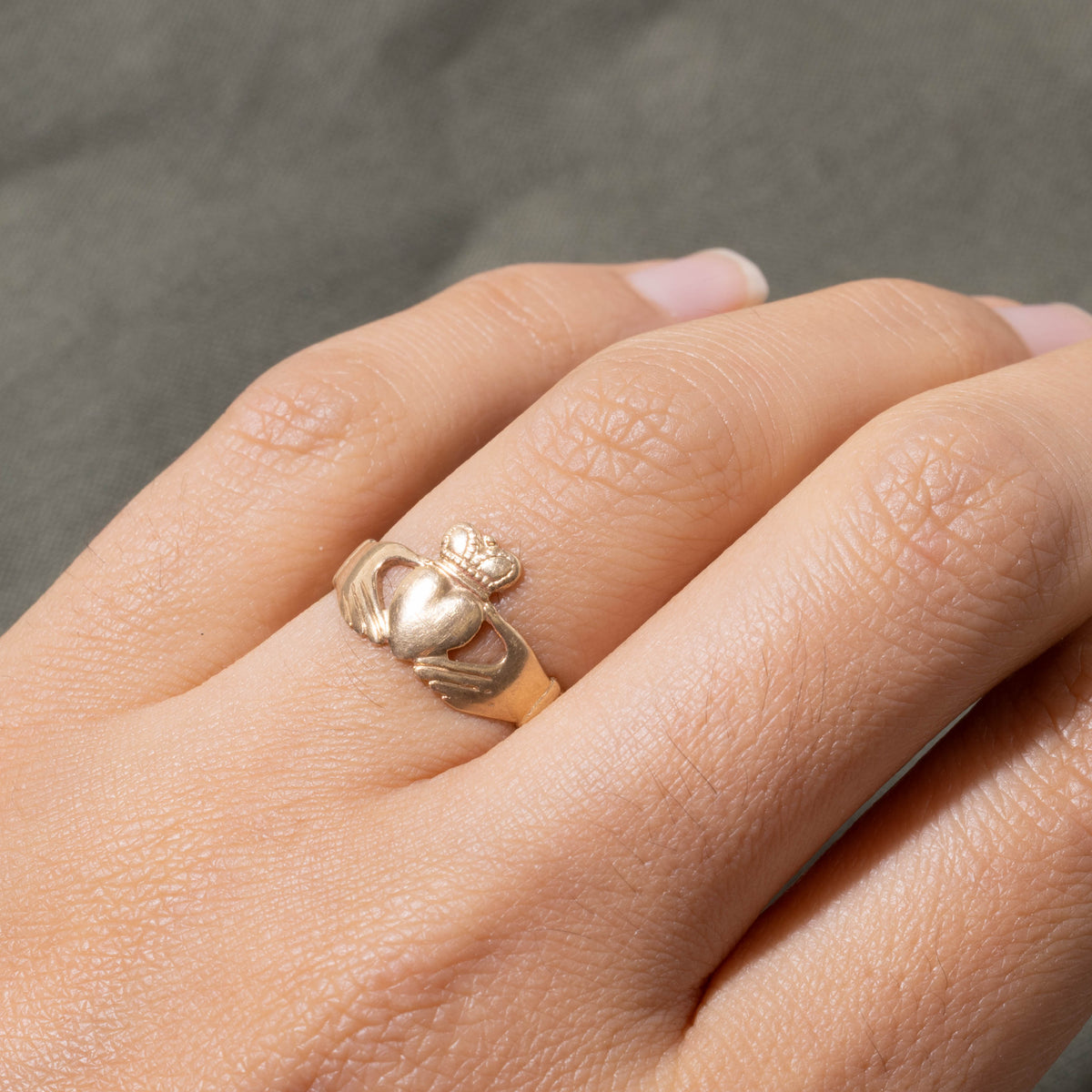 9k Yellow Gold Claddagh Ring | SZ 5.5
