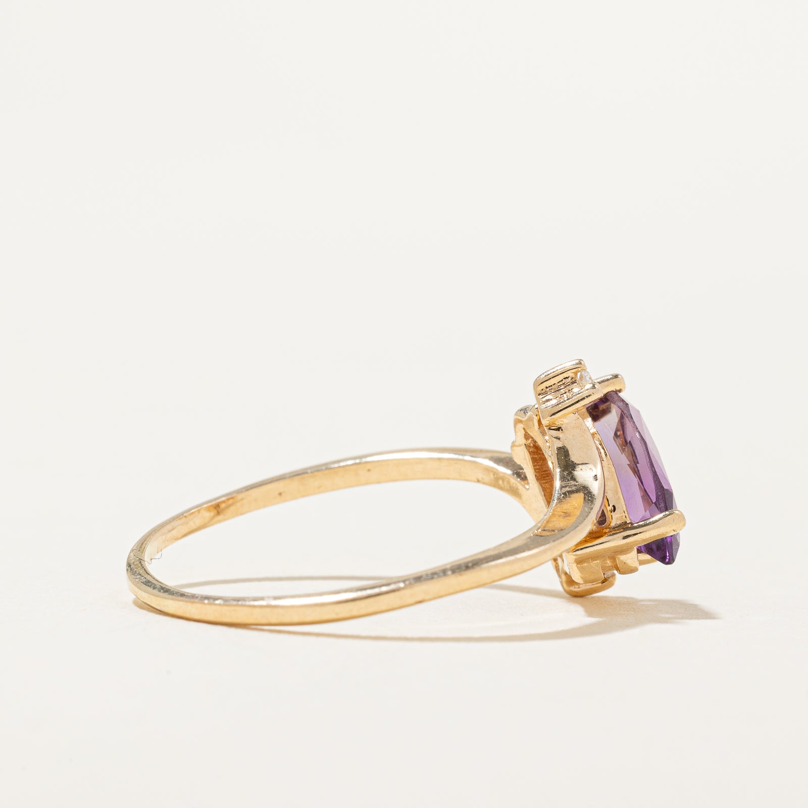 Bague en améthyste taille marquise et diamants | 0,70 ct, 0,01 ct au total | Taille 9 |