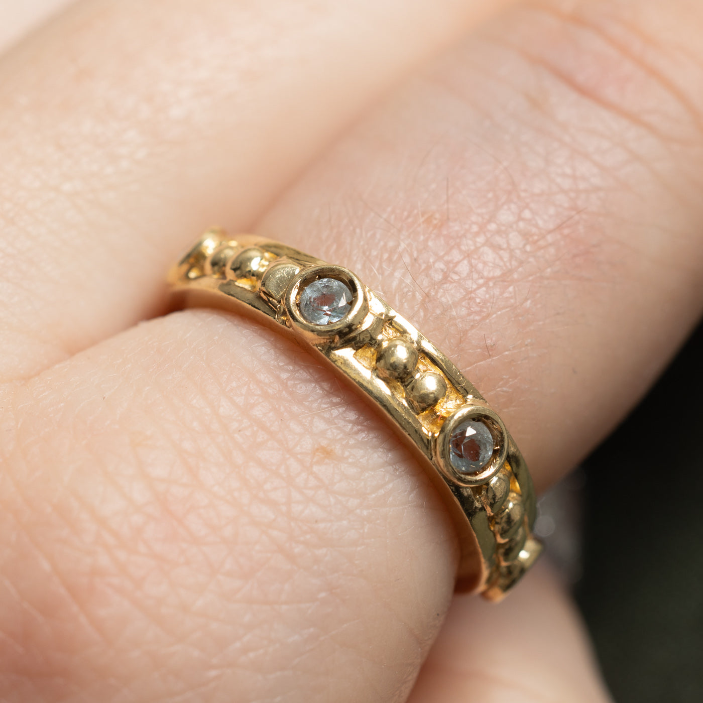 Alliance sertie clos de topazes texturées | 0,60 ct | Taille 8,25 | 