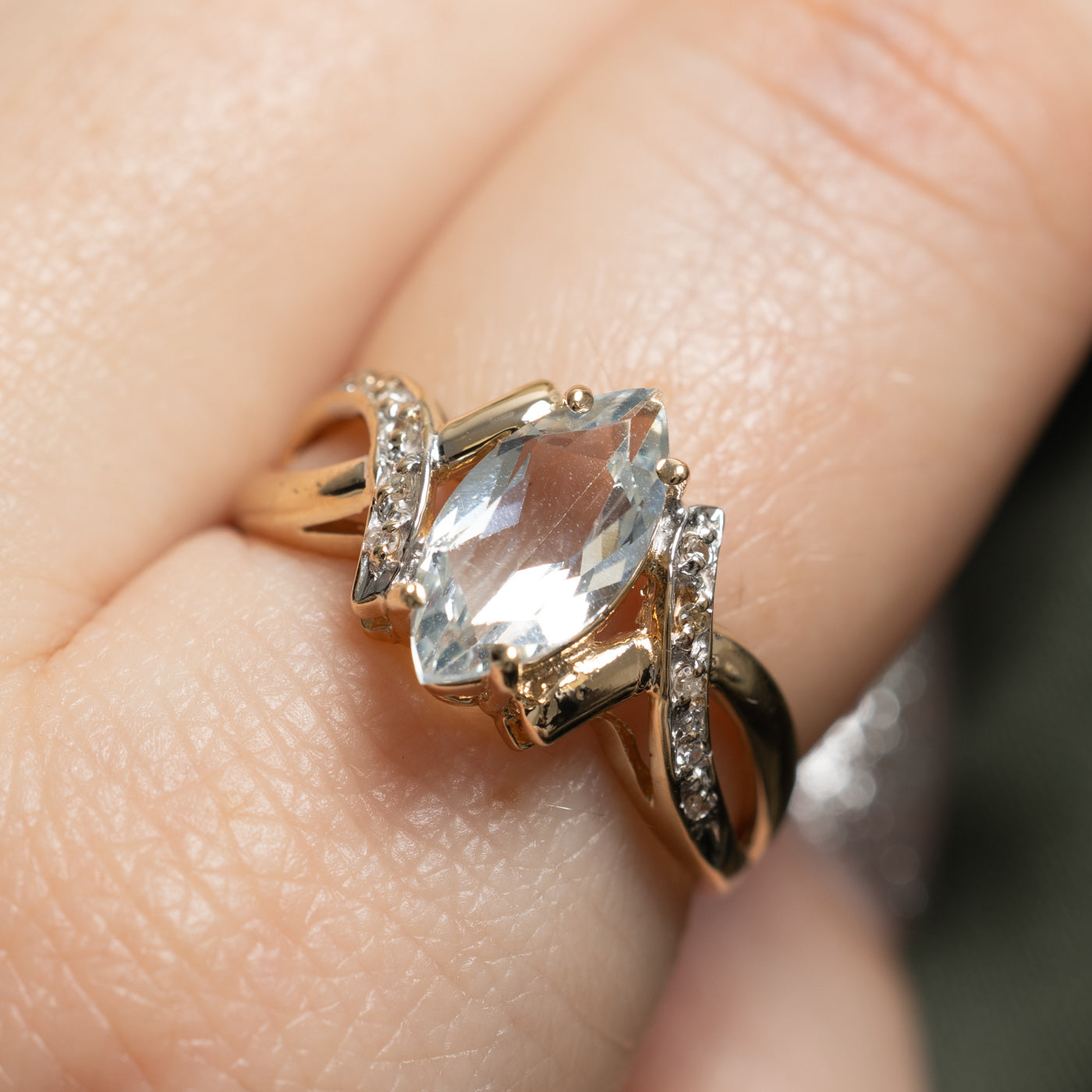 Bague croisée aigue-marine et diamants | 1,10 ct, 0,03 ct au total | Taille 8,25 | 