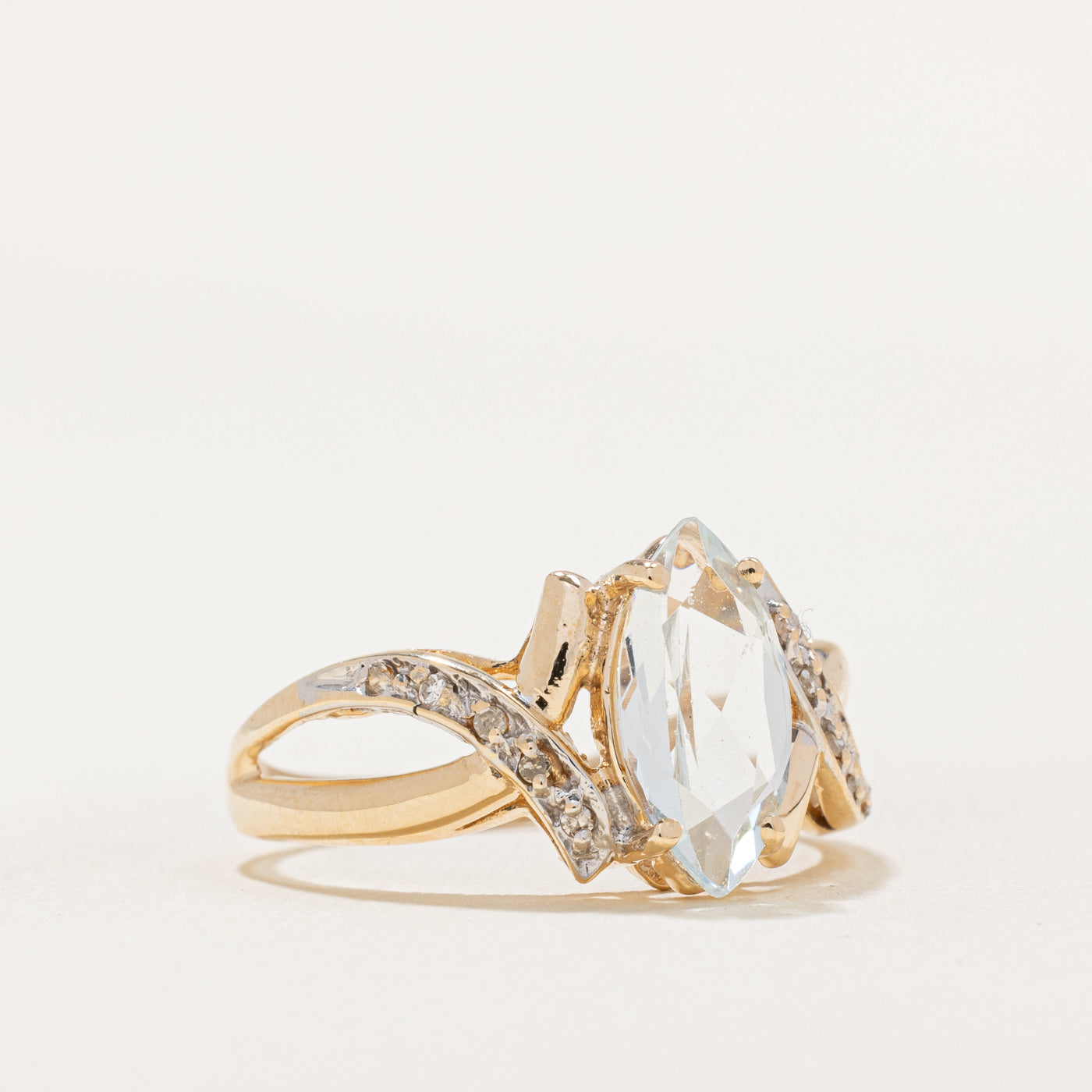 Bague croisée aigue-marine et diamants | 1,10 ct, 0,03 ct au total | Taille 8,25 | 