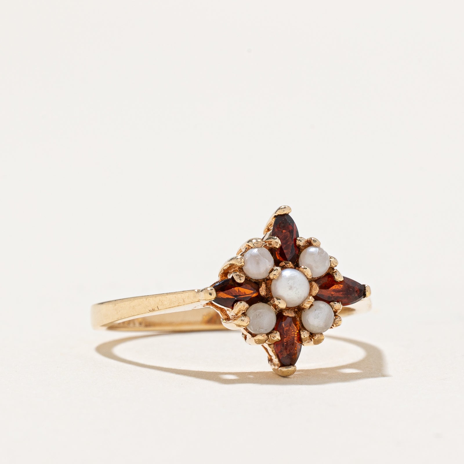 Bague en grappe de grenats et perles | 0,20 ct | Taille 6,75