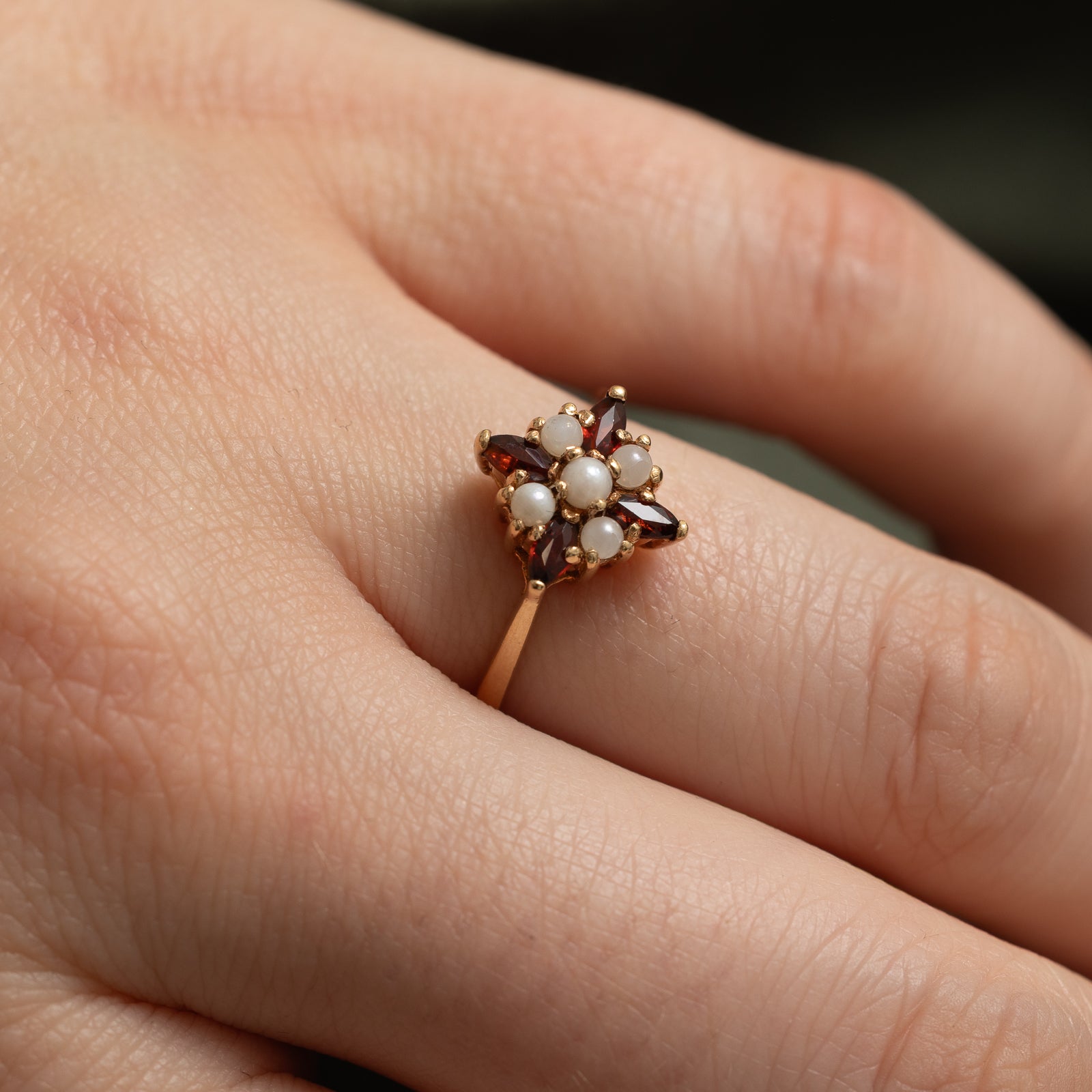 Bague en grappe de grenats et perles | 0,20 ct | Taille 6,75