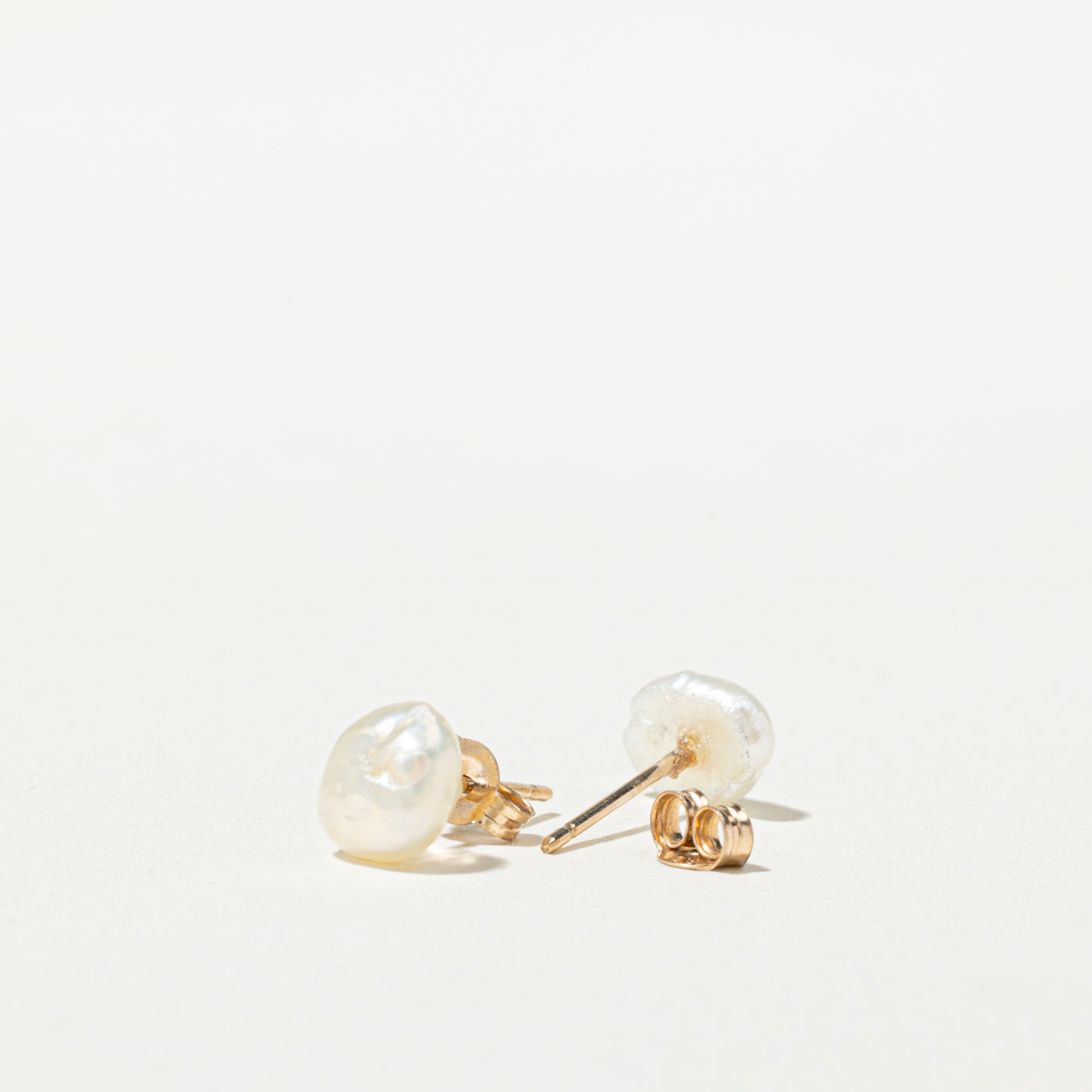 Boucles d'oreilles puces en perles baroques 10 carats