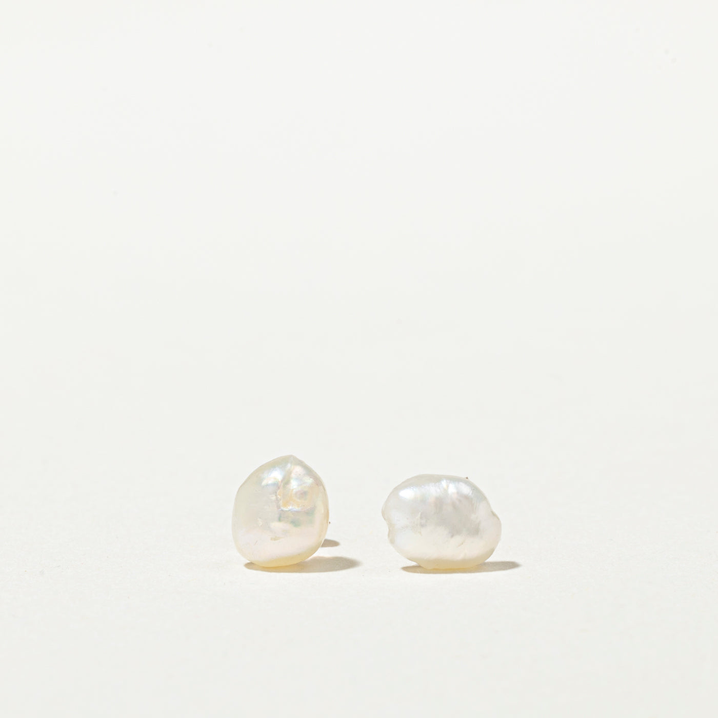 Boucles d'oreilles puces en perles baroques 10 carats