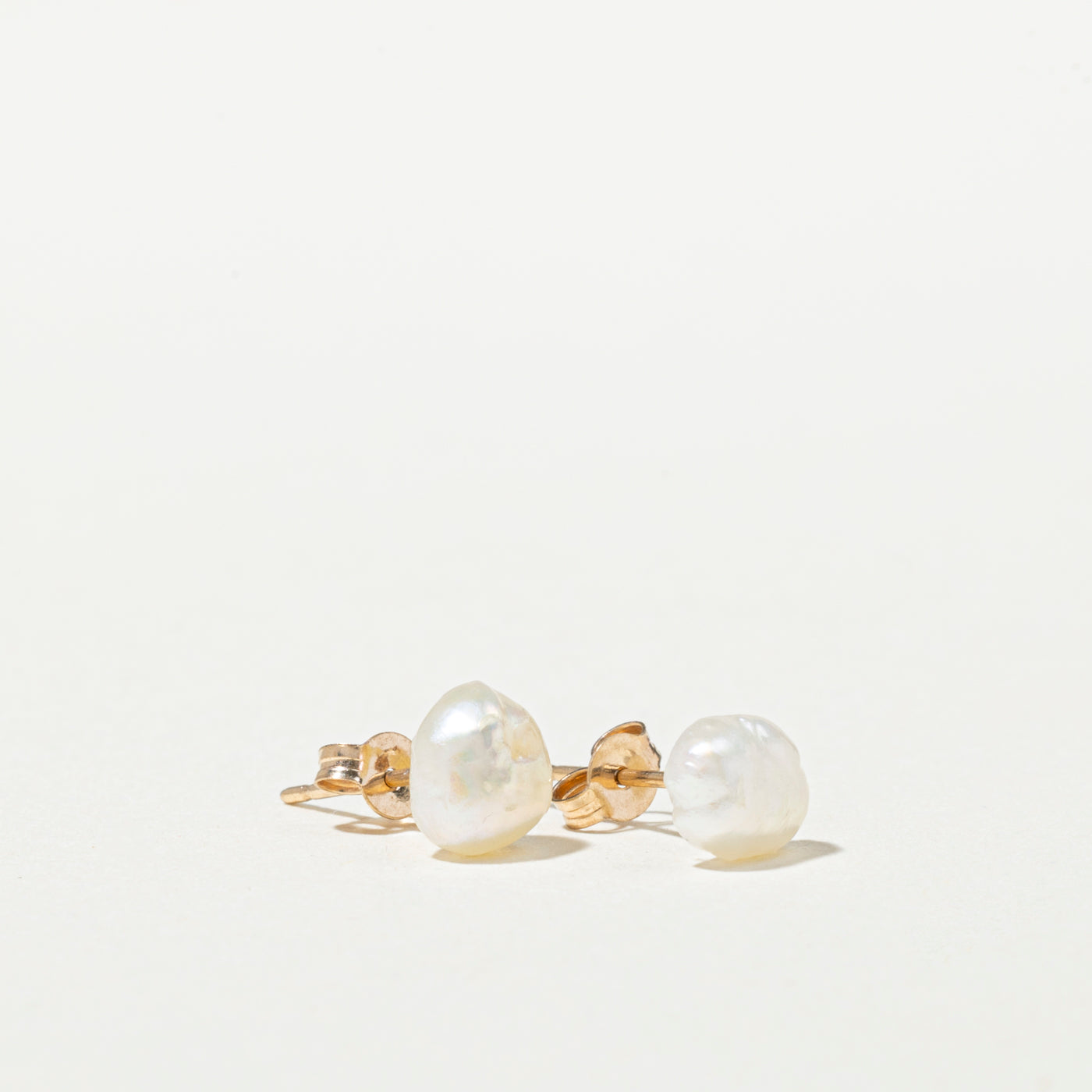 Boucles d'oreilles puces en perles baroques 10 carats