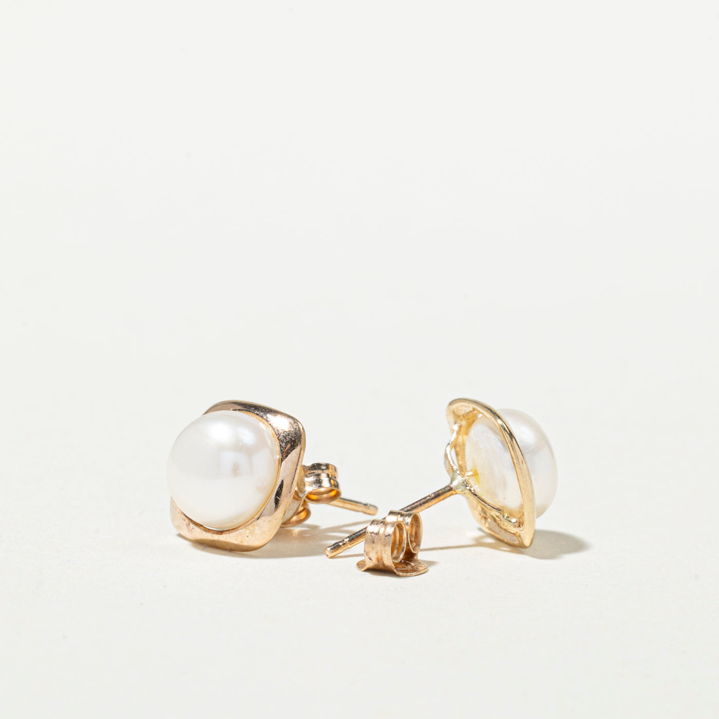 Boucles d'oreilles puces carrées en perles 10K