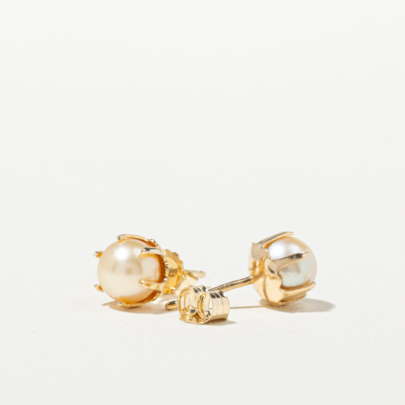 Boucles d'oreilles puces en or 14 carats serties de perles