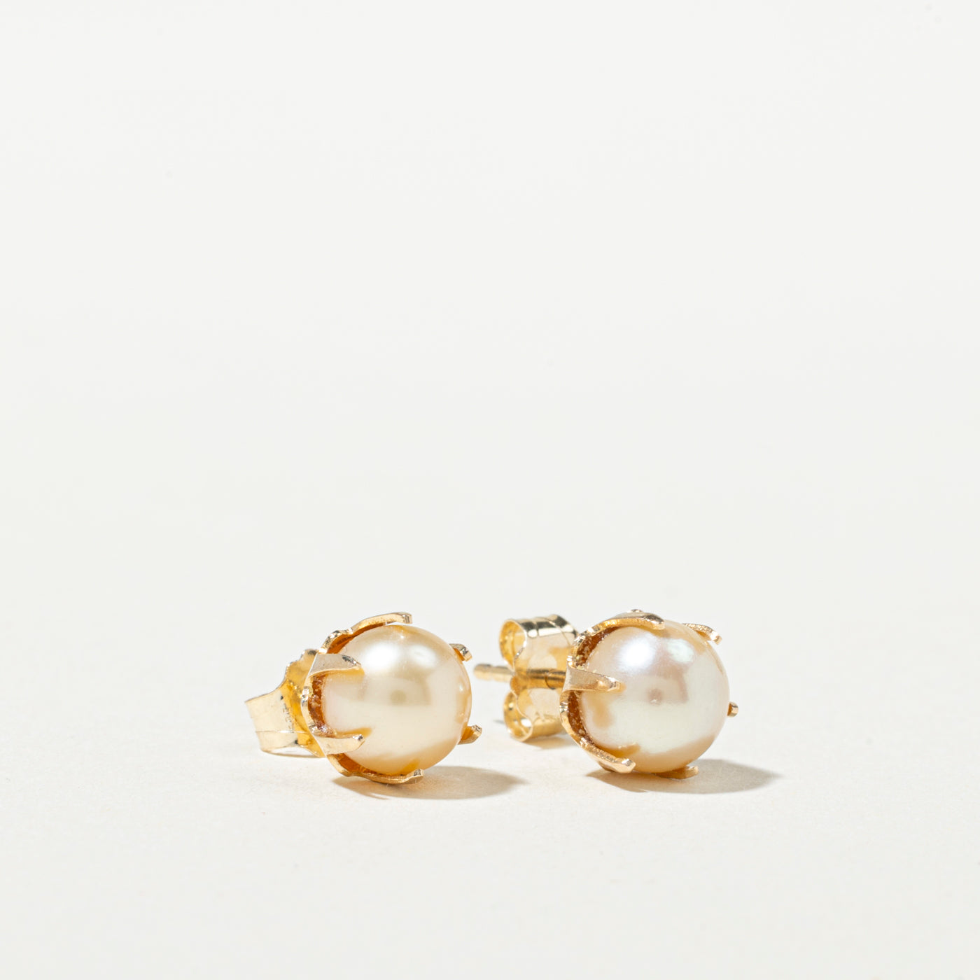 Boucles d'oreilles puces en or 14 carats serties de perles
