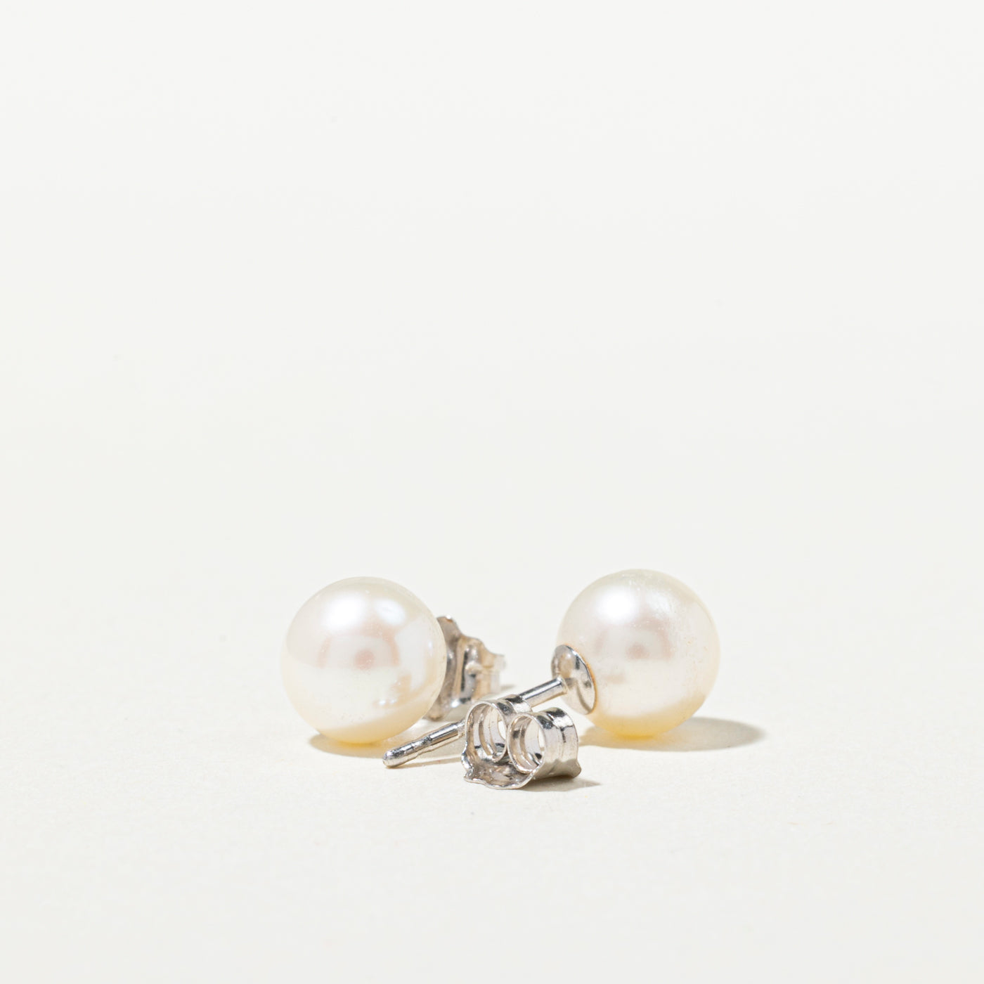Boucles d'oreilles puces solitaire en or 14 carats avec perle