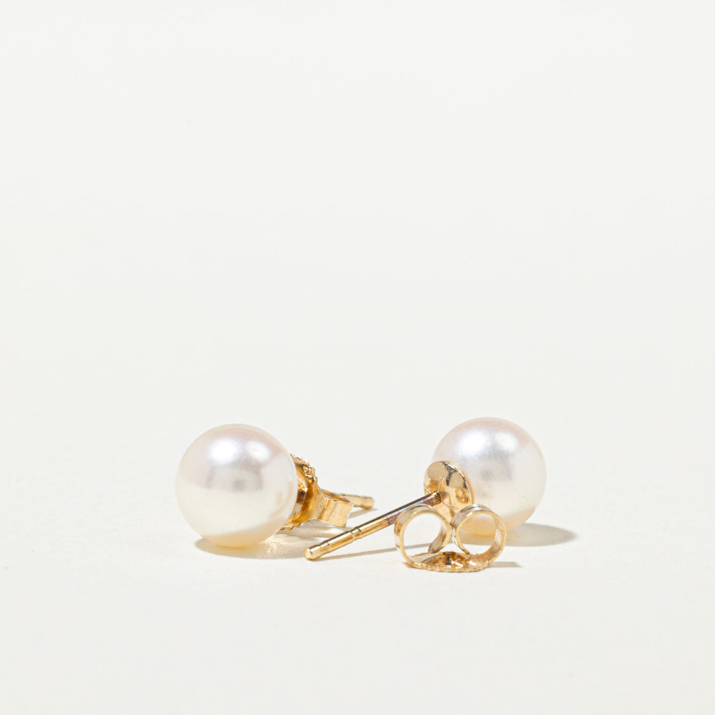 Boucles d'oreilles puces solitaire en or 14 carats avec perle