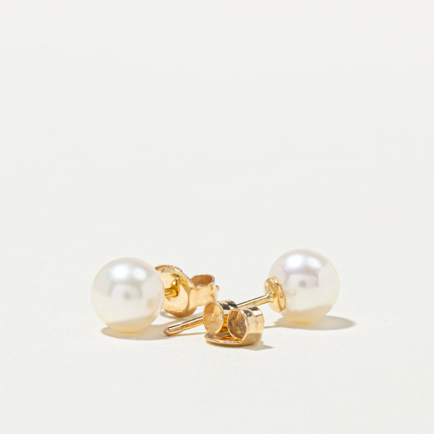 Boucles d'oreilles puces solitaire en or 14 carats avec perle