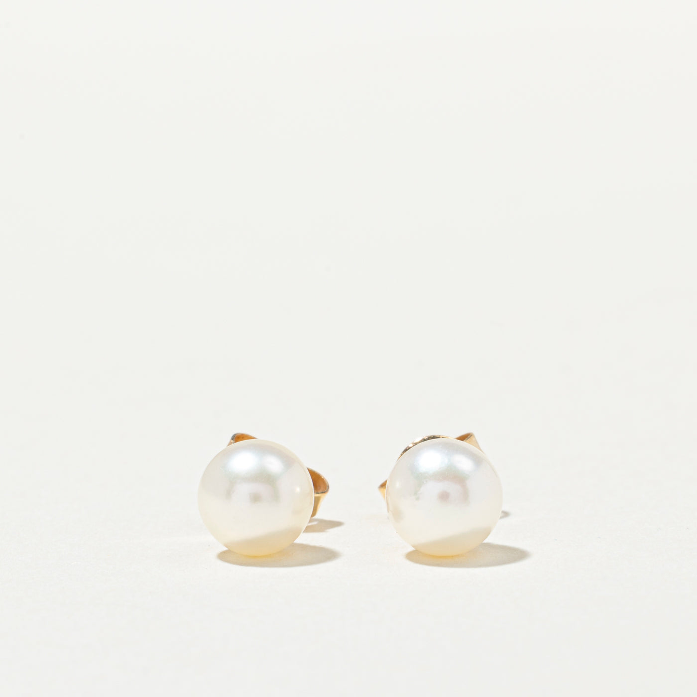 Boucles d'oreilles puces solitaire en or 14 carats avec perle