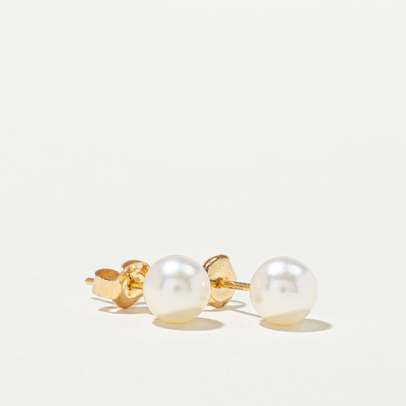 Boucles d'oreilles puces solitaire en or 14 carats avec perle