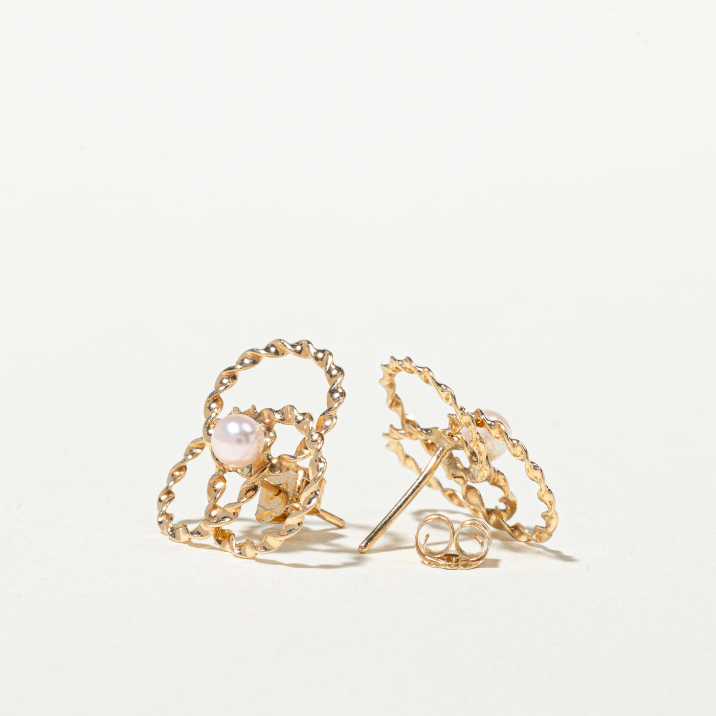Boucles d'oreilles clous géométriques en perles 10K
