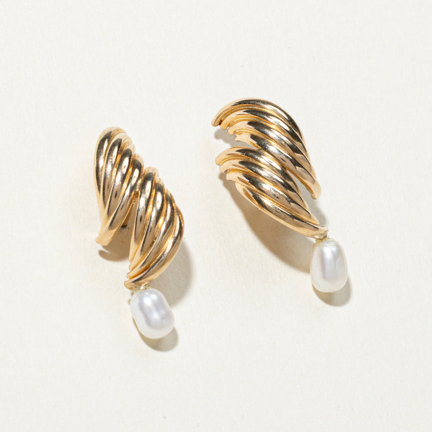 Boucles d'oreilles pendantes en perles 10K à motif vague rainurée