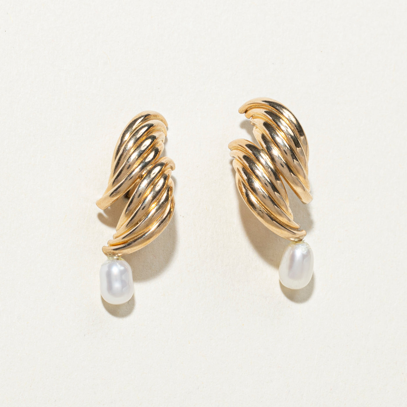 Boucles d'oreilles pendantes en perles 10K à motif vague rainurée