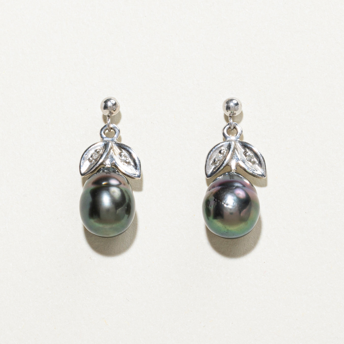 Boucles d'oreilles pendantes en forme de feuille, perles noires 14 carats et diamants | 0,02 ct