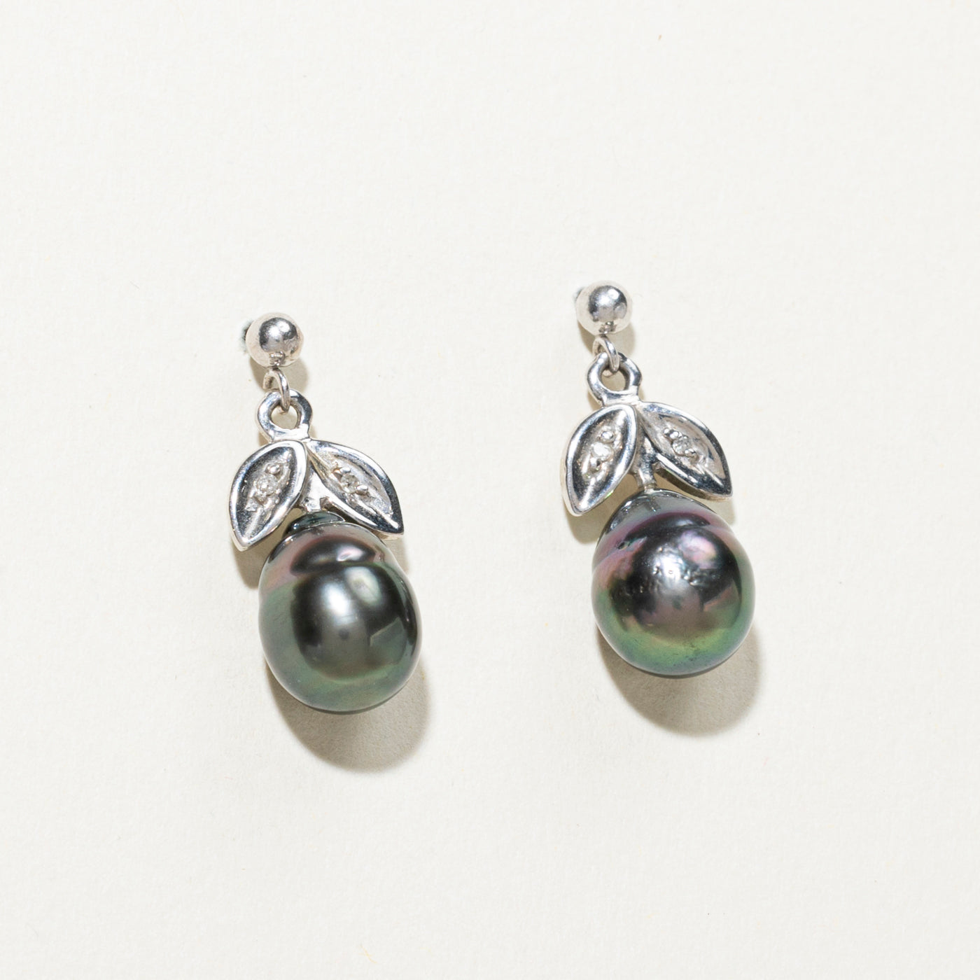Boucles d'oreilles pendantes en forme de feuille, perles noires 14 carats et diamants | 0,02 ct