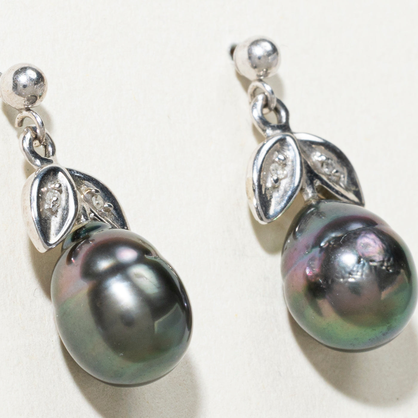 Boucles d'oreilles pendantes en forme de feuille, perles noires 14 carats et diamants | 0,02 ct