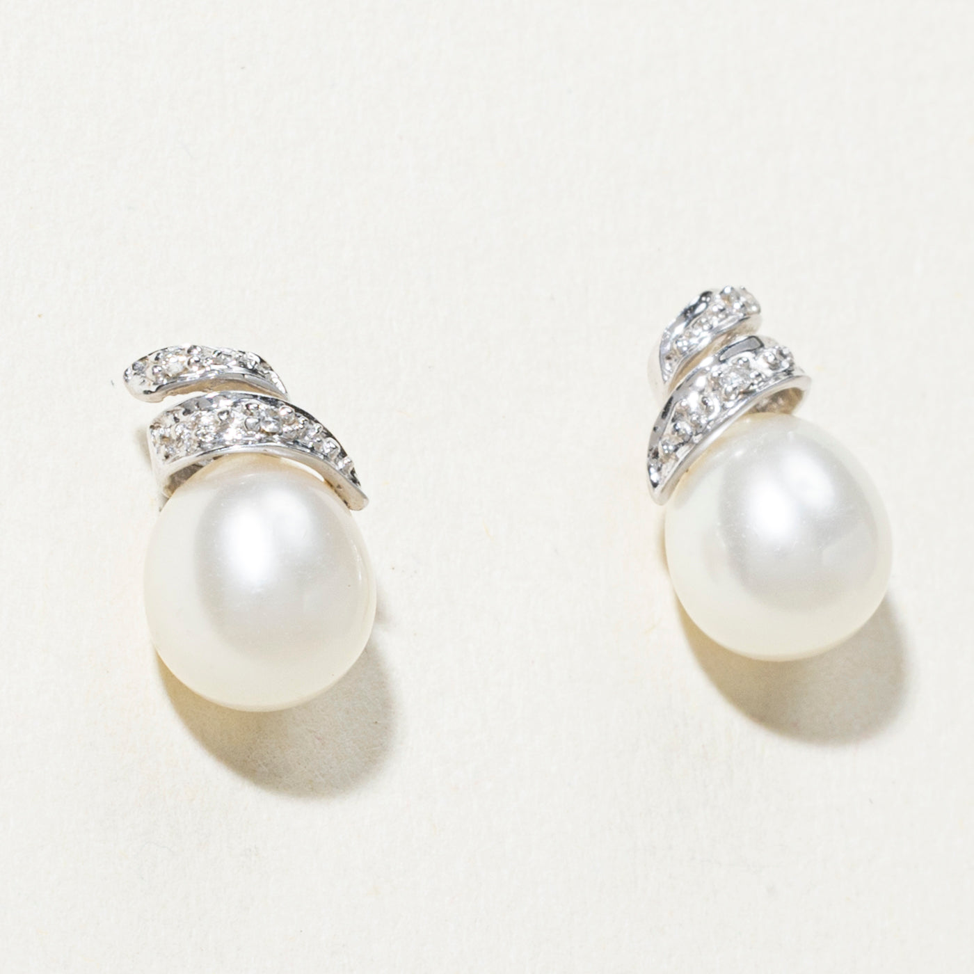 Boucles d'oreilles puces en or 14 carats, perles et diamants tourbillonnants | 0,02 ct