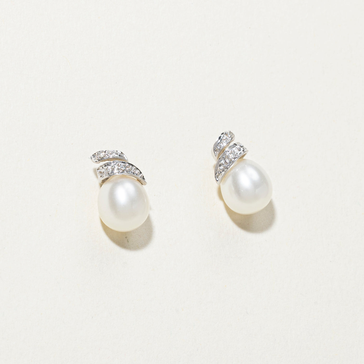 Boucles d'oreilles puces en or 14 carats, perles et diamants tourbillonnants | 0,02 ct